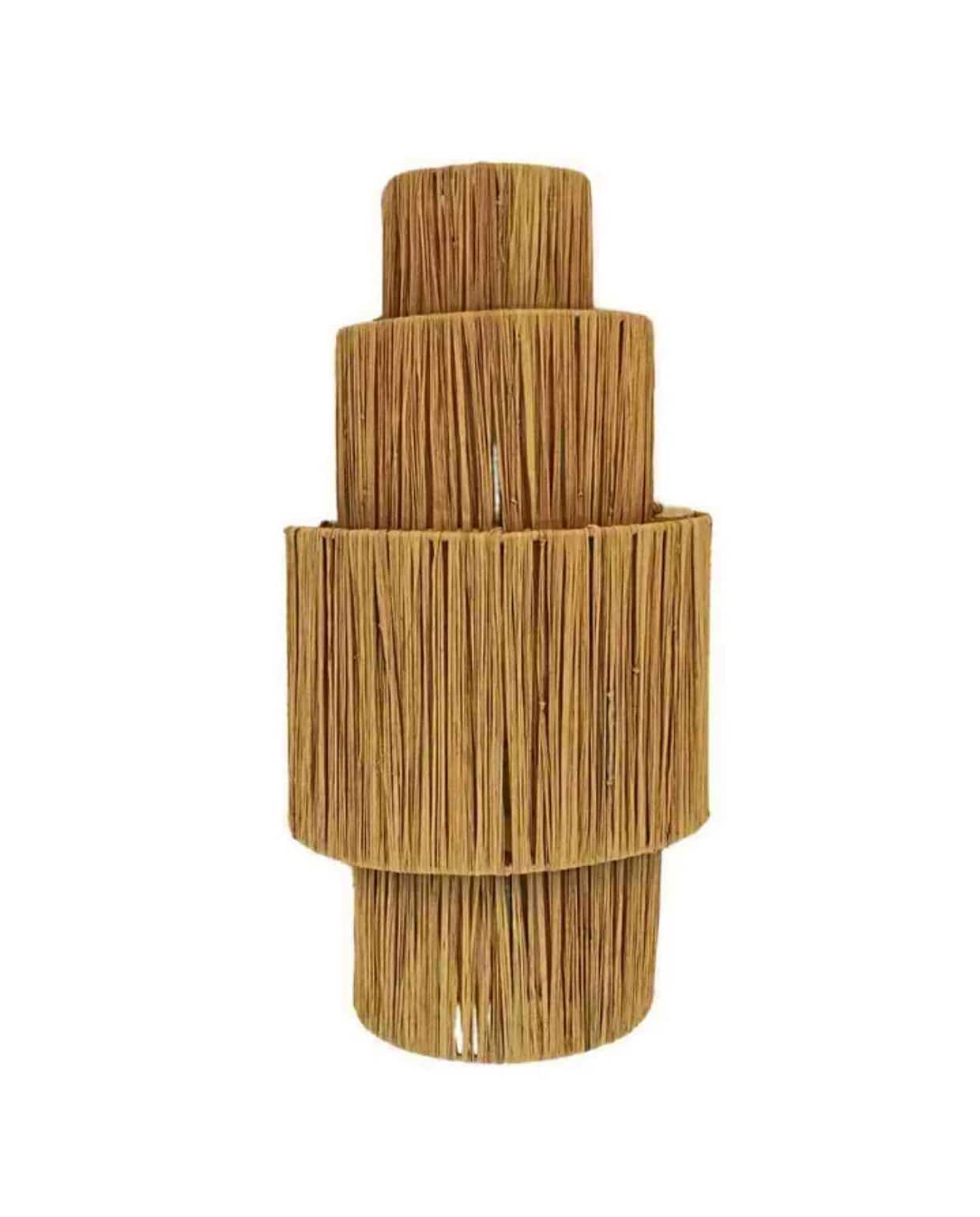 Raffia wandlamp Coco van MÔMÉ, 27,5x12,5x53 cm (bxdxh) € 69,- (shop.vtwonen.nl). vtwonen
