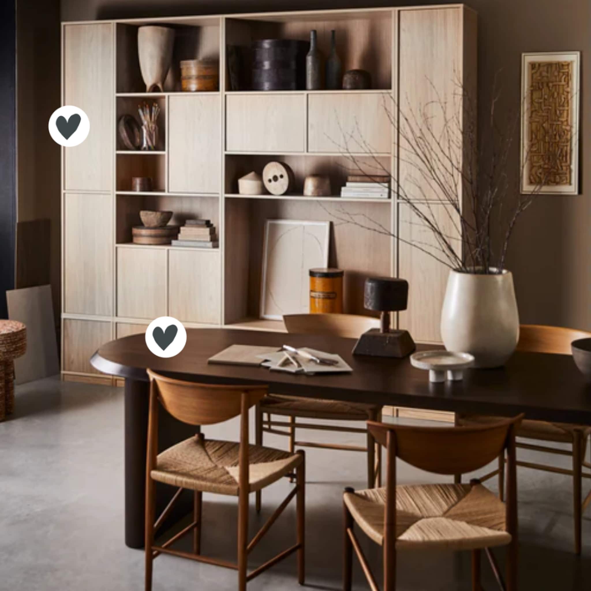Eetkamer met een bruine eettafel