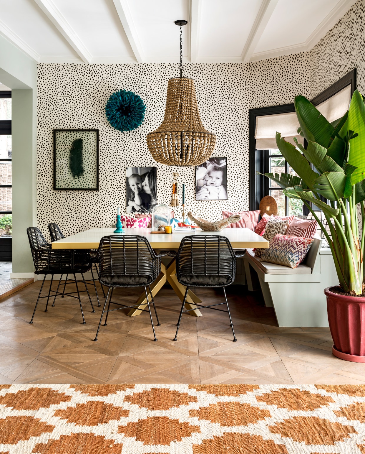 Tafel en bank Studio Sophie. Stoelen HK Living. Kleed Eveline Interieur. Kussens Day Home en groothandel. Behang Thibaut. Veren object marktplaats.nl. Kwasten uit China. Hanglamp Flamant. Plantenpot uit Spanje via Studio Sophie. Ingelijste veer, stolp en houten object HK Living. Kandelaar en schaal groothandel. vtwonen special binnenkijken 12-2019 | styling Lindividu | fotografie Stan Koolen, CocoFeatures