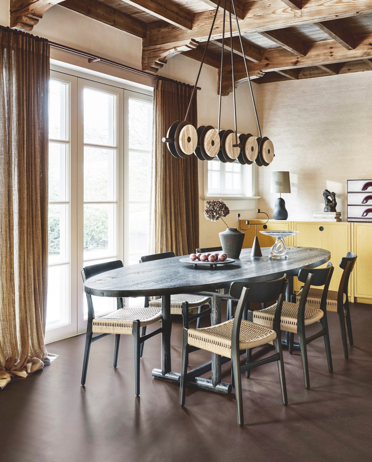 Marmoleum Roots basic VTW115, 200 cm breed, per m² € 50,40.M.m.v. shop.vtwonen.nl (kandelaar, etagère, zwart ornament, lampenvoet en - kap van Ferm Living), zarahome.com (vaas), 101cph.com (schaal). Overig privébezit. vtwonen 02-2025 | styling Kim van Rossenberg | fotografie Sjoerd Eickmans