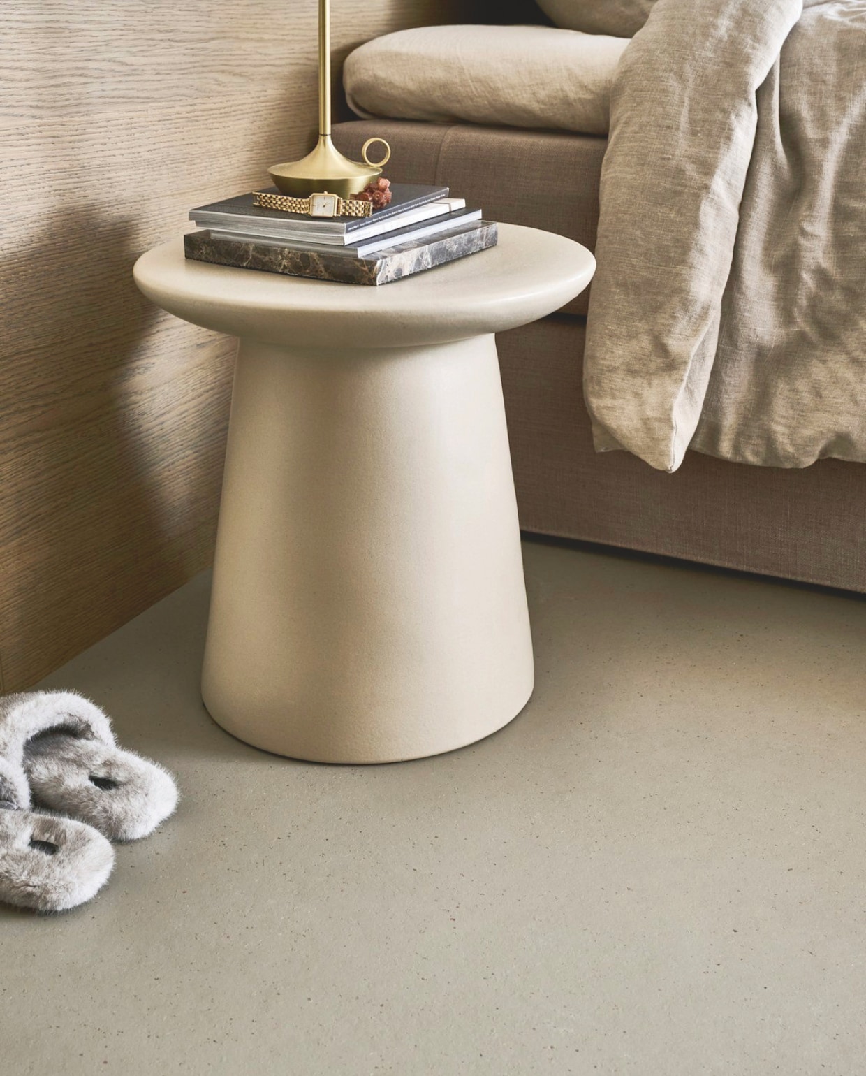 Marmoleum Clay cocoa VTW109, 200 cm breed, per m² € 50,40. M.m.v. zarahome.com (sloffen, beddengoed), hkliving.com (bijzettafel), graypants.eu (tafellamp). Overig privébezit. vtwonen 02-2025 | styling Kim van Rossenberg | fotografie Sjoerd Eickmans