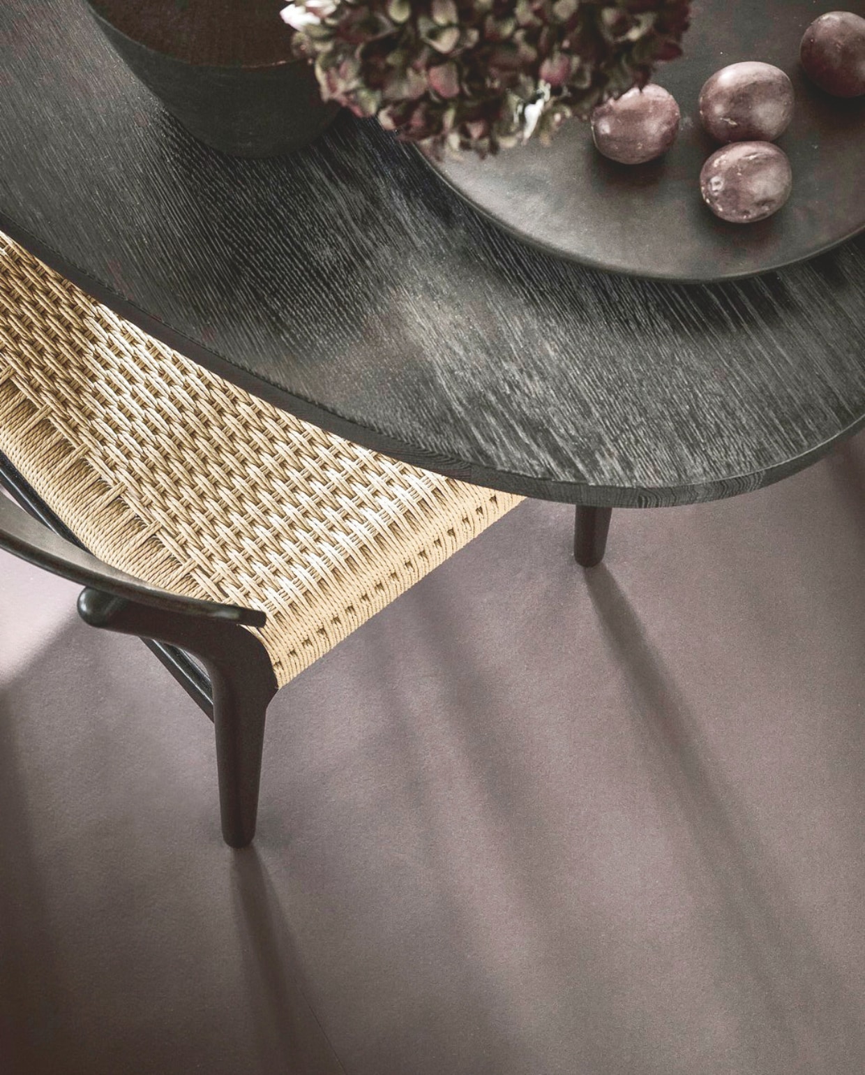 Marmoleum Roots Basic VTW115, 200 cm breed, per m² € 50,40. M.m.v. 101cph.com (schaal). Overig privébezit. vtwonen 02-2025 | styling Kim van Rossenberg | fotografie Sjoerd Eickmans