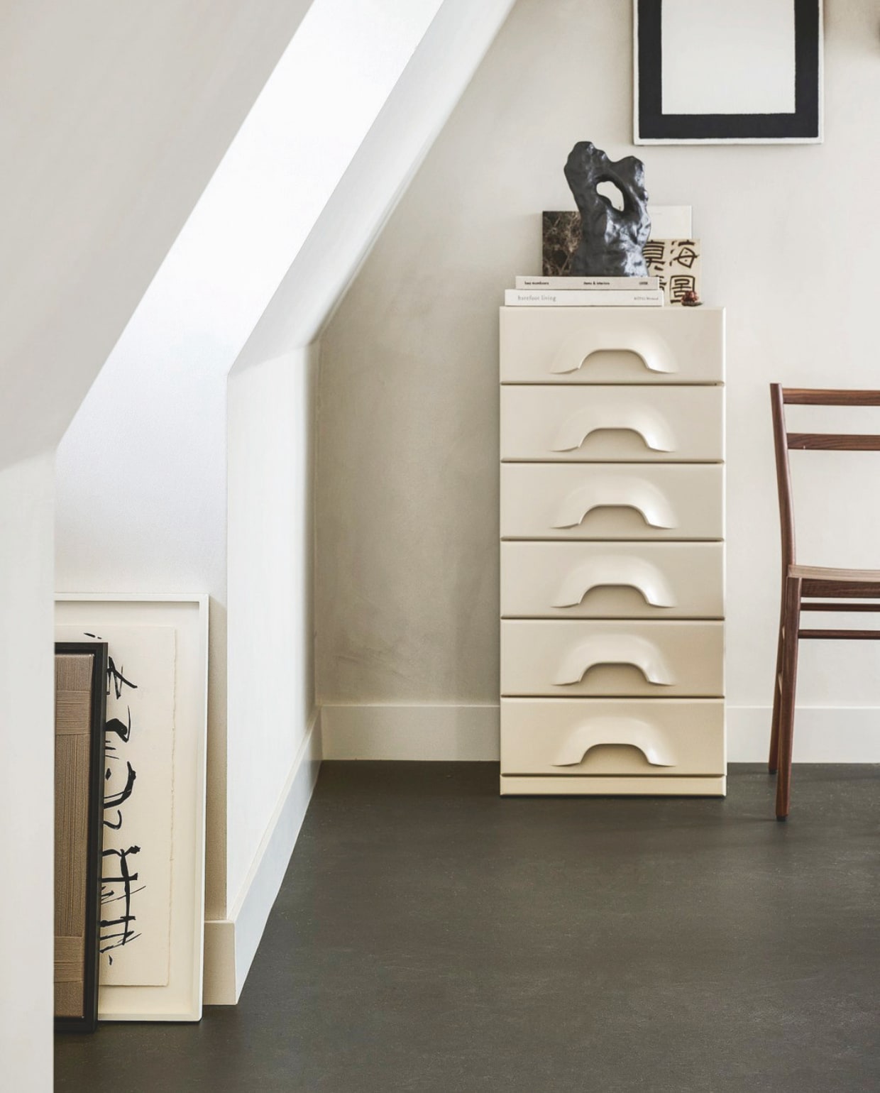Marmoleum Soil cocoa VTW106, 200 cm breed, per m² € 50,40.M.m.v. shop.vtwonen.nl (ladekast van HKliving, ornament van Ferm Living). Overig privébezit. vtwonen 02-2025 | styling Kim van Rossenberg | fotografie Sjoerd Eickmans | chef product, conversie en creatie Tanja Saarberg