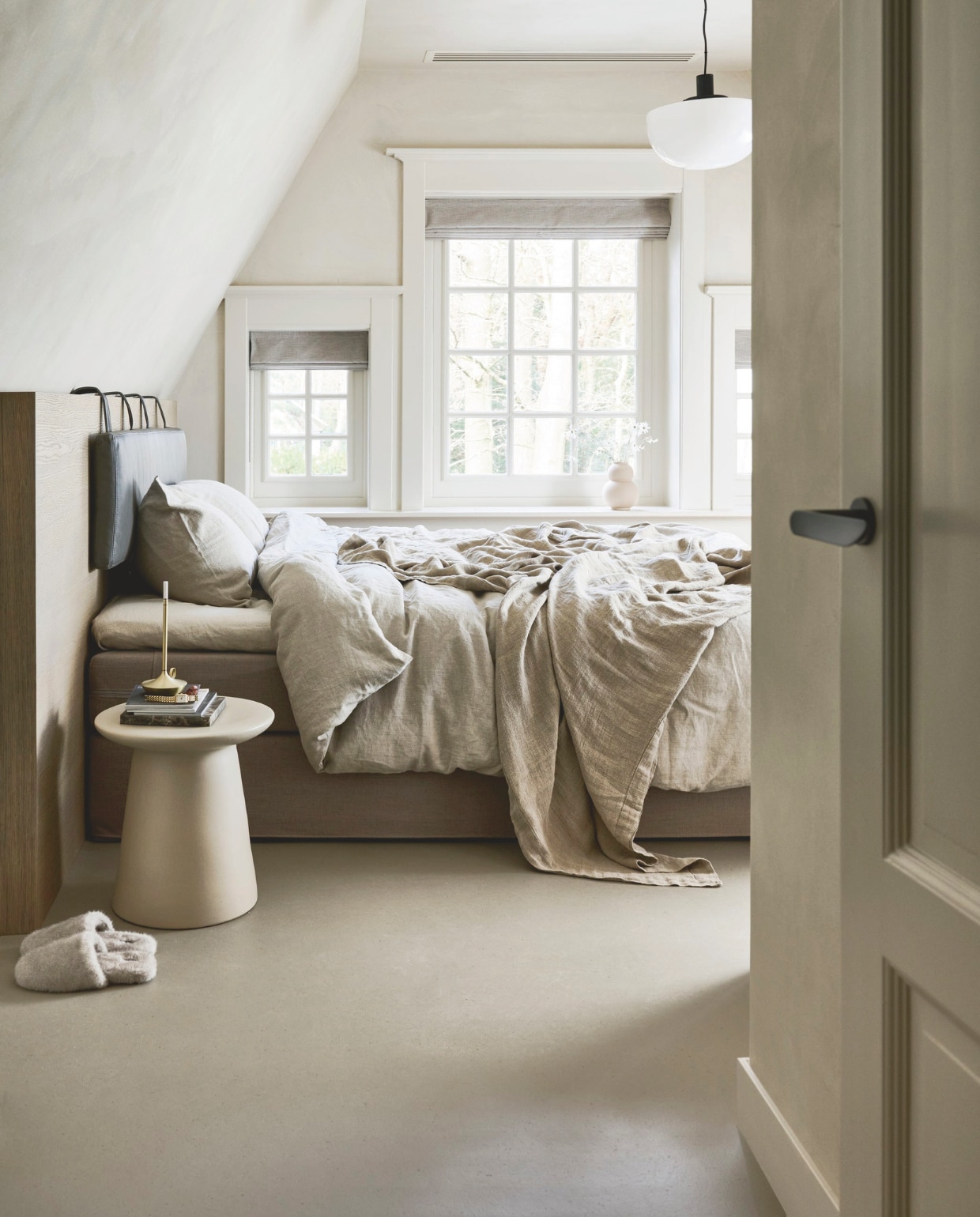Marmoleum Clay cocoa VTW109, 200 cm breed, per m² € 50,40.M.m.v. zarahome.com (sloffen, beddengoed), audocph.com (hanglamp), hkliving.com (bijzettafel), graypants.eu (tafellamp). Overig privébezit. vtwonen 02-2025 | styling Kim van Rossenberg | fotografie Sjoerd Eickmans