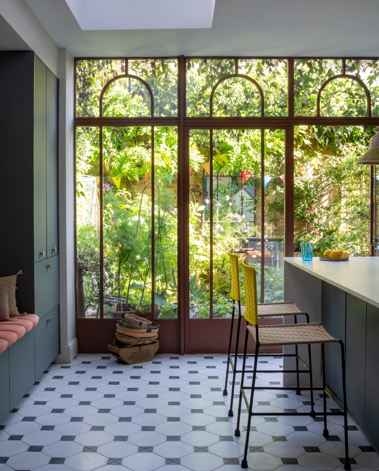 Keuken samengesteld van Metod-kasten en Bodarp-fronten van Ikea, deurknoppen van Dowsing & Reynolds en een dekton blad. Hanglampen Eperara Siapidara van Pet Lamp, barkrukken Imandeco. Inbouwbank bekleed met stof van Pierre Frey, langwerpig rugkussen door Karine gemaakt van een obi: een Japanse zijden riem. Overig onbekend. vtwonen special 131-2024 | productie Photofoyer | fotografie Benedicte Drummond | styling Fiona Evans