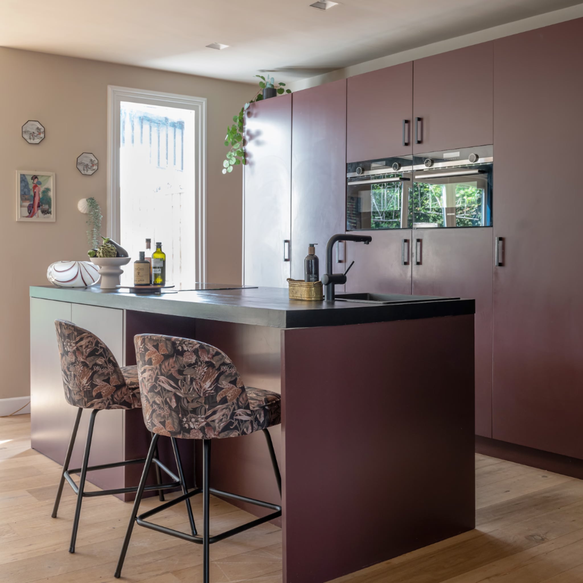 Aubergine-kleurige keuken met een kookeiland