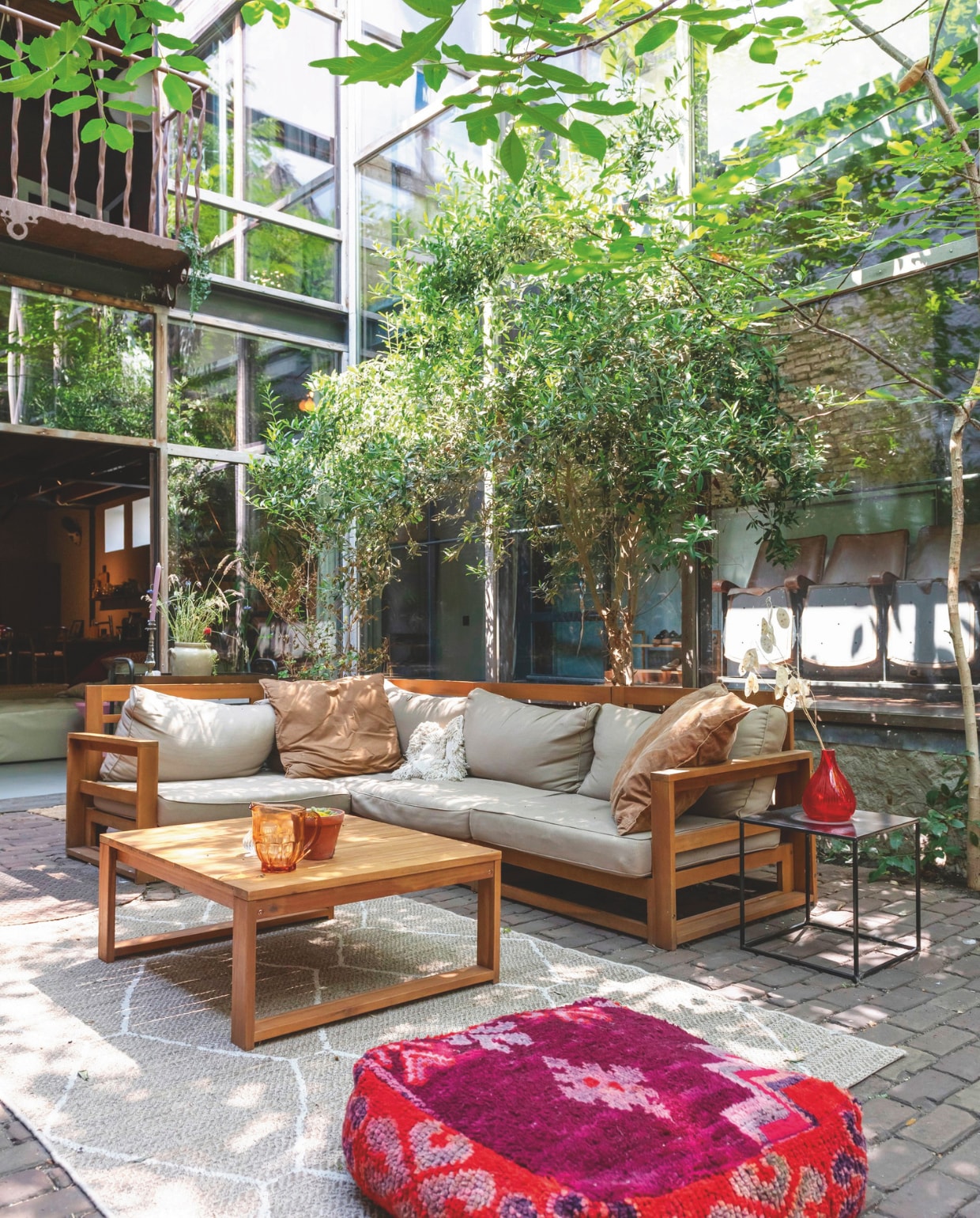 1 Bamboe lantaarn Banjar van Rivièra Maison, 25x45 cm (Øxh) € 149,- (shop.vtwonen.nl). | 2 Katoenen vloerkussen Oued, 50x50x20 cm (lxbxh) € 119,- (beliani.nl). | 3 Acaciahouten loungeset Raco, 265x200x84 cm (lxbxh) € 2080,- (kavehome.com). | 4 Katoenen hangmat van Quvio, 180x150 cm (lxb) € 49,95 (bol.com). | 5 Polypropyleen buitenkleed Retreat van Tapeso in beige, 240x340 cm € 199,90 (bol.com). vtwonen 02-2025 | fotografie Caroline Martinot | styling Sharon Roest