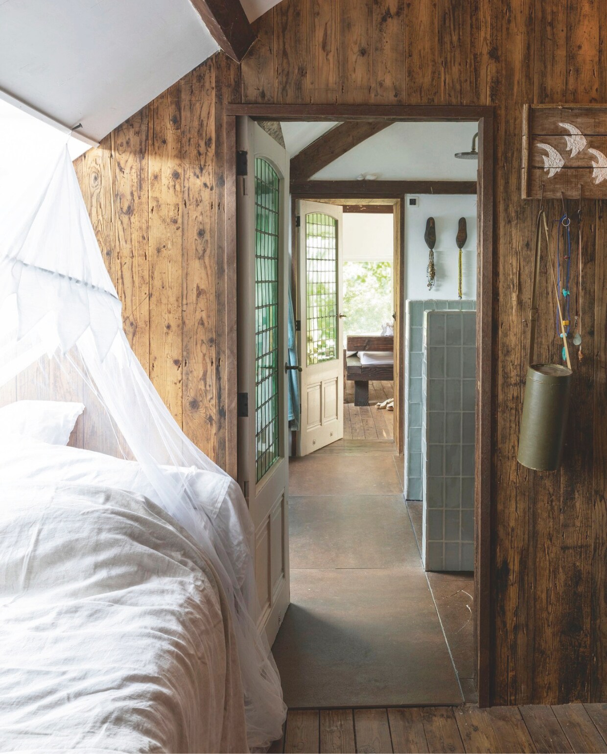 Tussen de slaapkamer van Matthis en Monique ligt de badkamer. Dergelijke oude deuren te vinden bij Oude Deur. vtwonen landelijk 01-2025 | productie Taverne Agency | styling en fotografie Tessa Jol