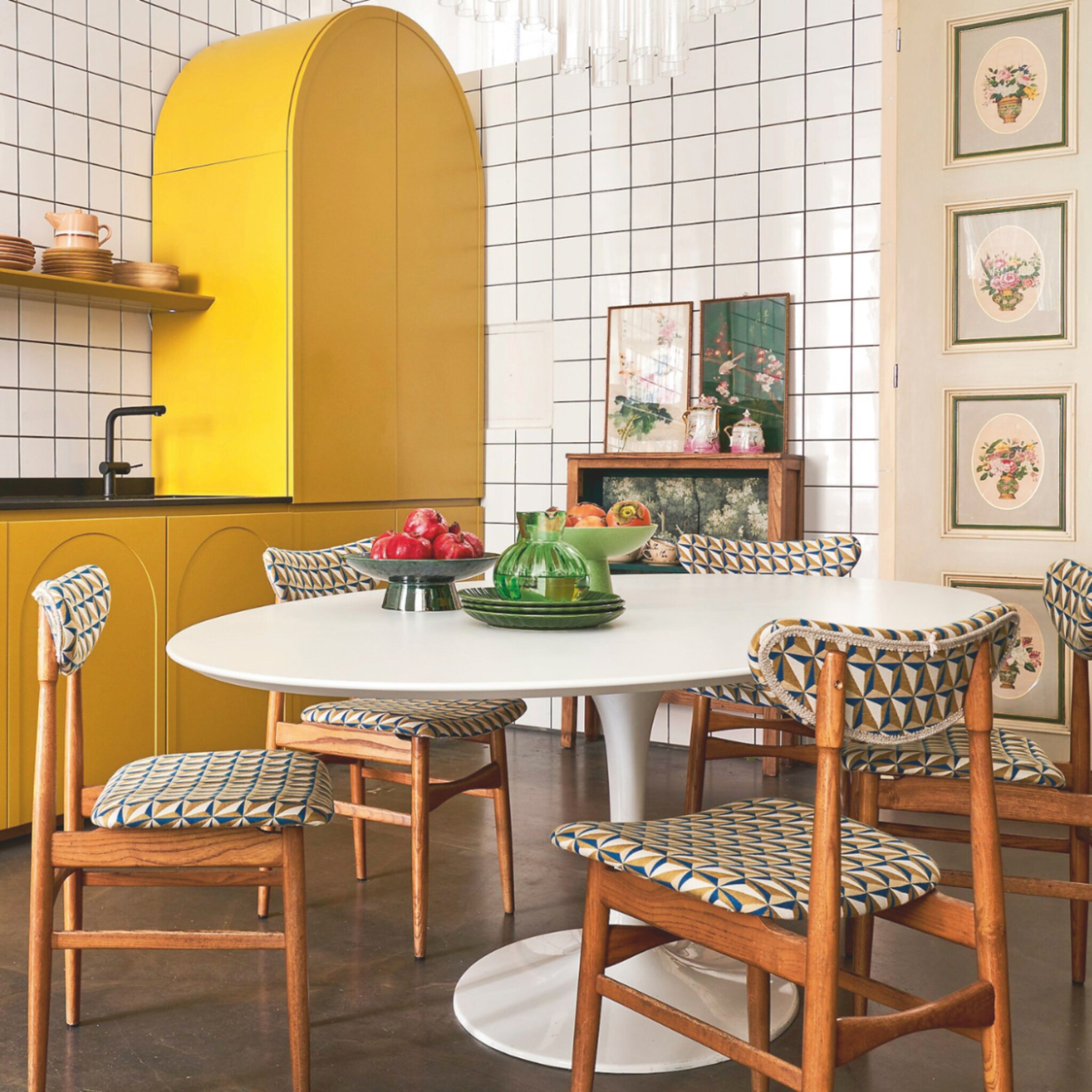 Gele keuken met retro tegels en een bistro-set