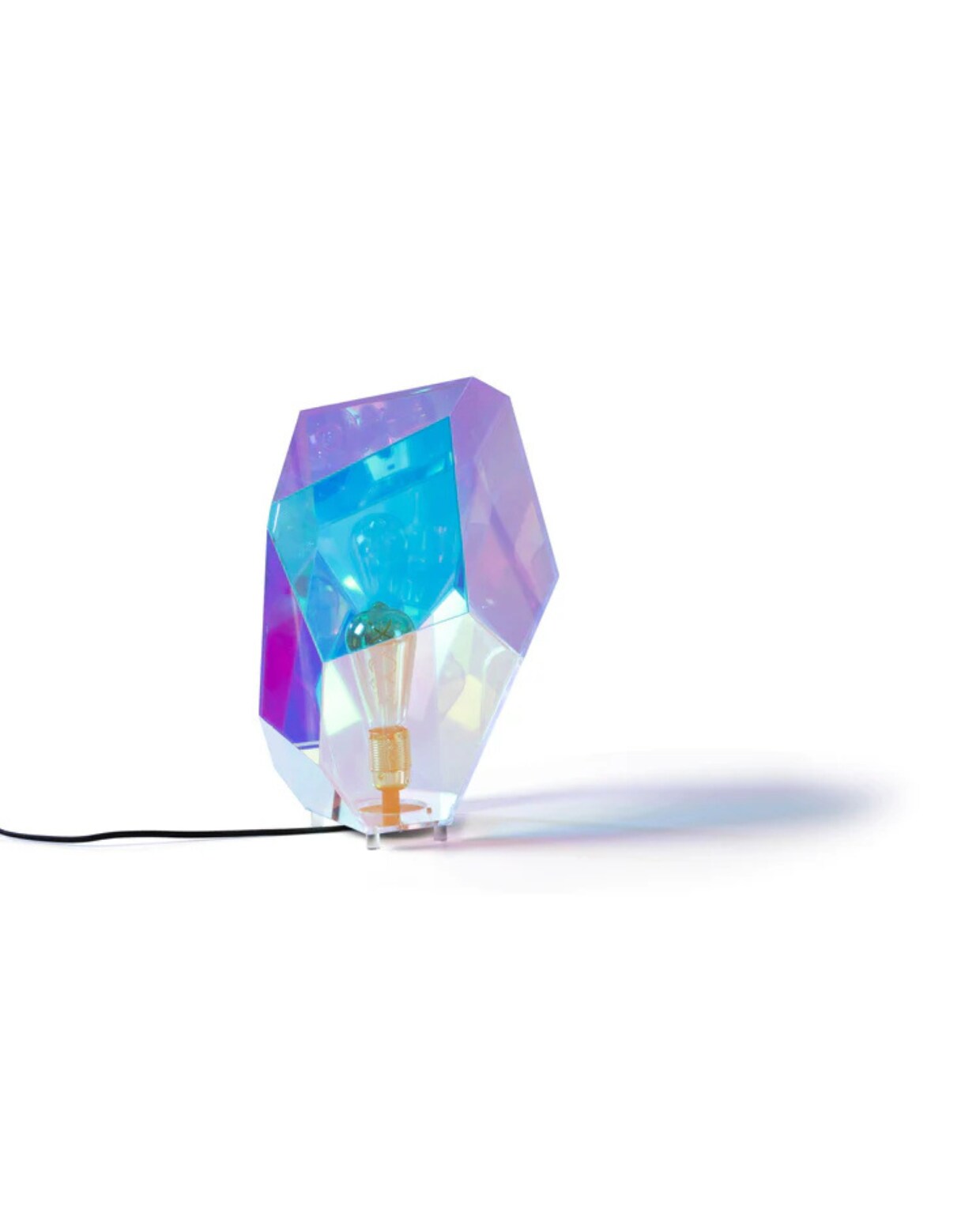 Holografisch plexiglazen tafellamp Diamond Dear van Bold Monkey, 28x27x41 cm (lxbxh) € 209,- (shop.vtwonen.nl). vtwonen