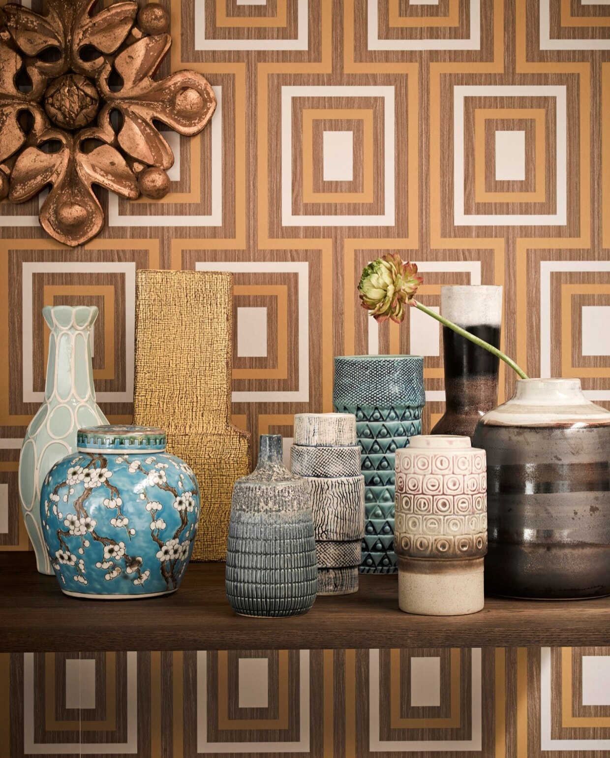 Behang Stripes +, per rol € 46,95 (Eijffinger). Aan de wand houten gouden ornament € 35,- (Neef Louis). Tafel Pyramid € 749,- (Hay). Hoge lichtblauwe vaas € 34,95, blauwe pot € 54,95, gele vaas € 67,95, grijze vaas in lagen € 47,95, celadon vaas met driehoekjes € 63,95, hoge bruine vaas met witte streep € 39,95, grote bolle bruine vaas met witte rand € 61,- (Loods 5). Blauw vaasje streepmotief € 6,95, vaas retro met blokmotiefjes € 12,95 (HK Living). vtwonen 07-2018 | styling Fietje Bruijn | fotografie Alexander van Berge