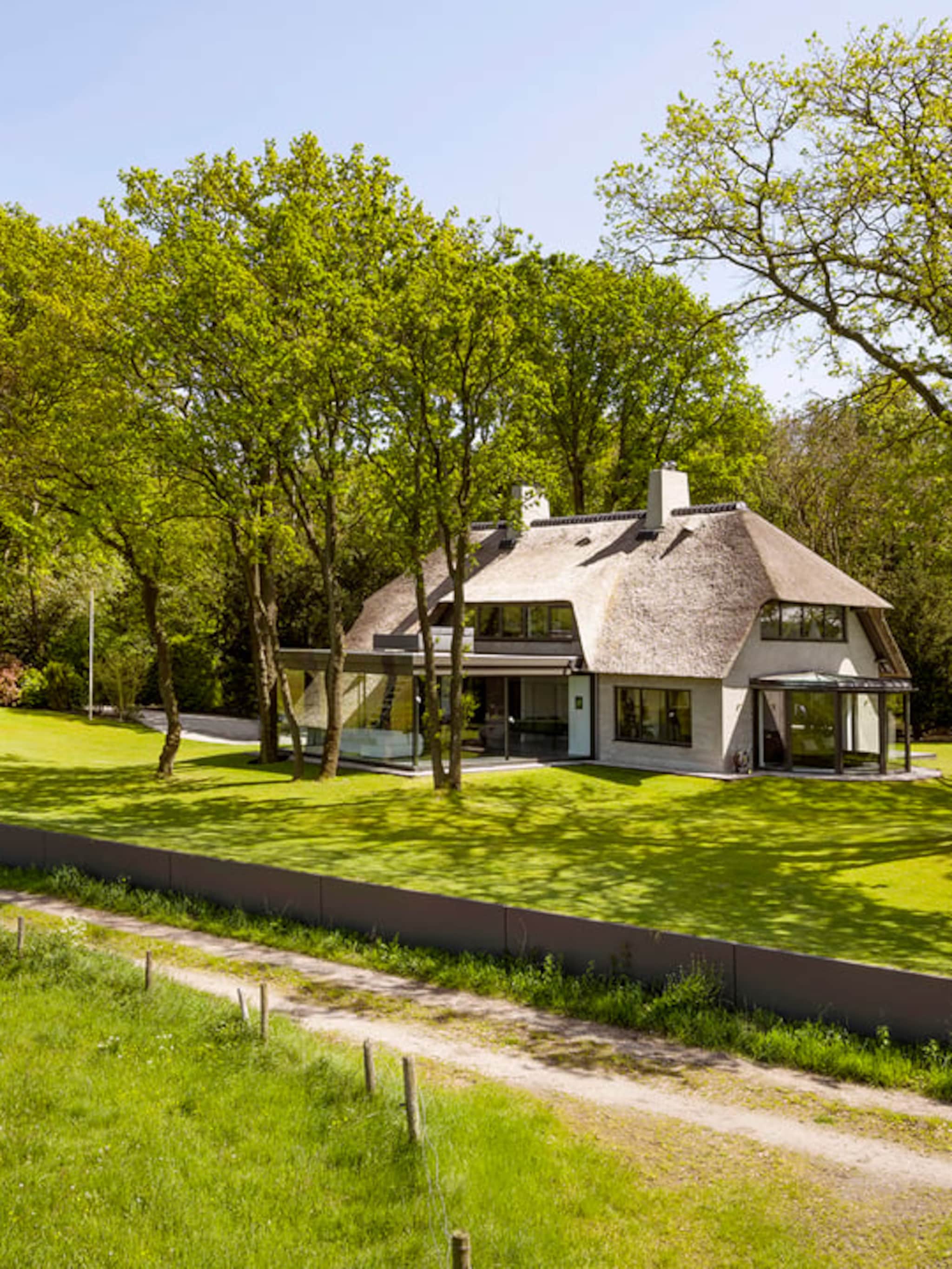 moderne gooise villa omringd door groen
