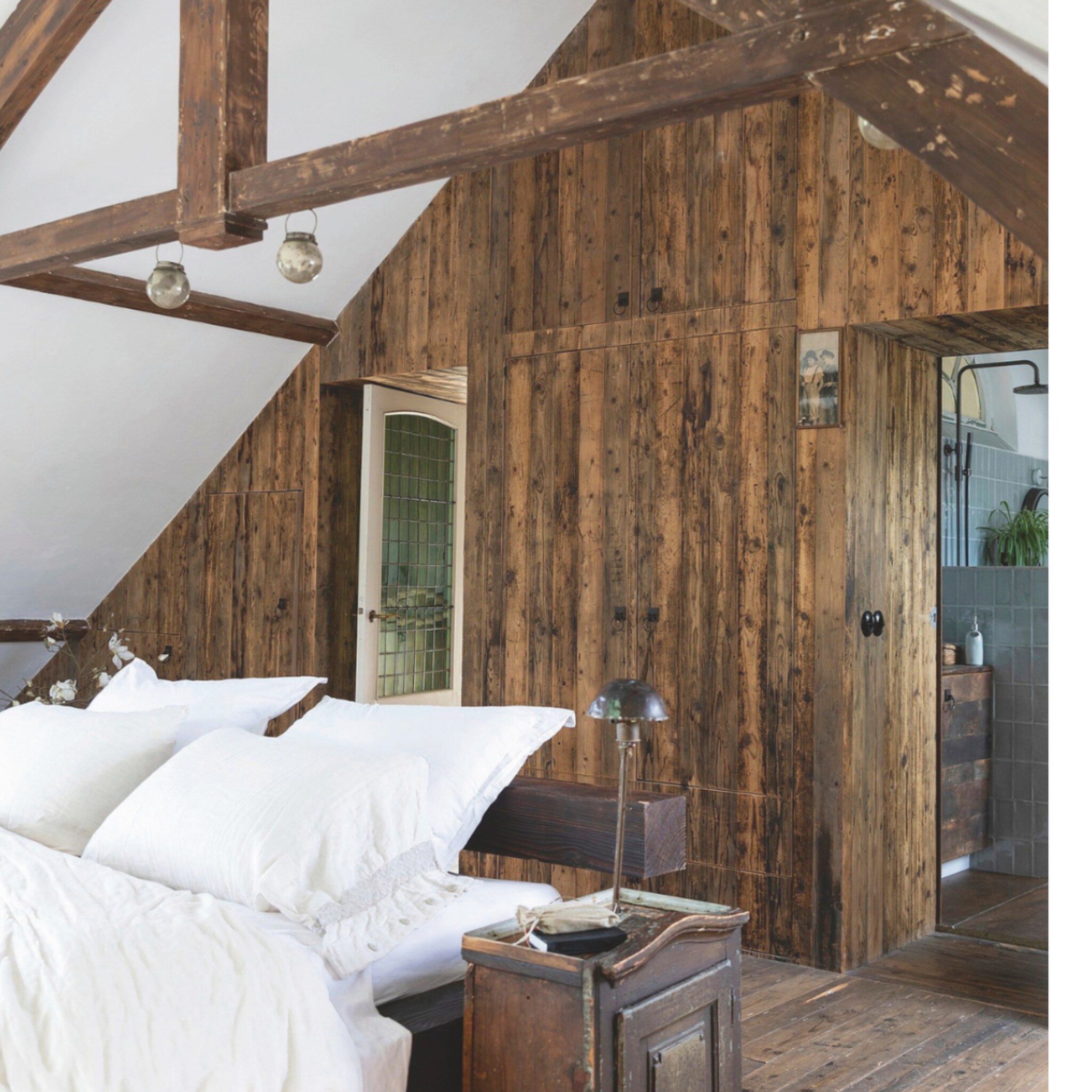 Slaapkamer met houten wanden