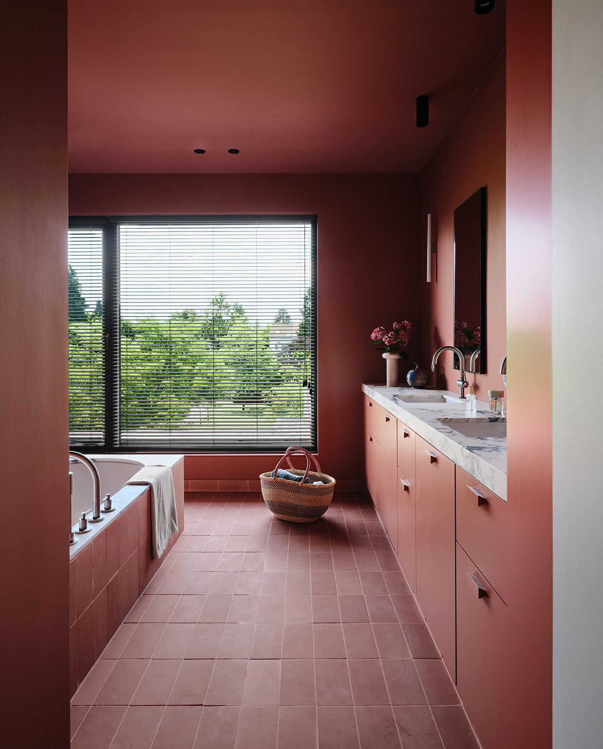 Tegels Jaib Red van HB Classics vormen het hart van de badkamer. Door de terracottakleur door te trekken naar de wanden, het plafond en de kasten ontstaat een harmonieuze ruimte. stijlvol wonen 2-2025 | fotografie Mr Frank | tekst Maya