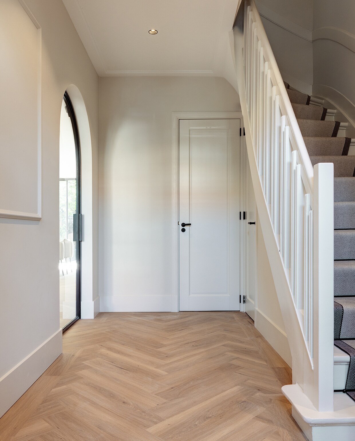 Beige sisal traploper met een zwarte bies en matzwarte roedes van  De Roode Loper. stijlvol wonen 2-2025 | Fotografie Jurrit van der Waal | Tekst Yvonne van Galen