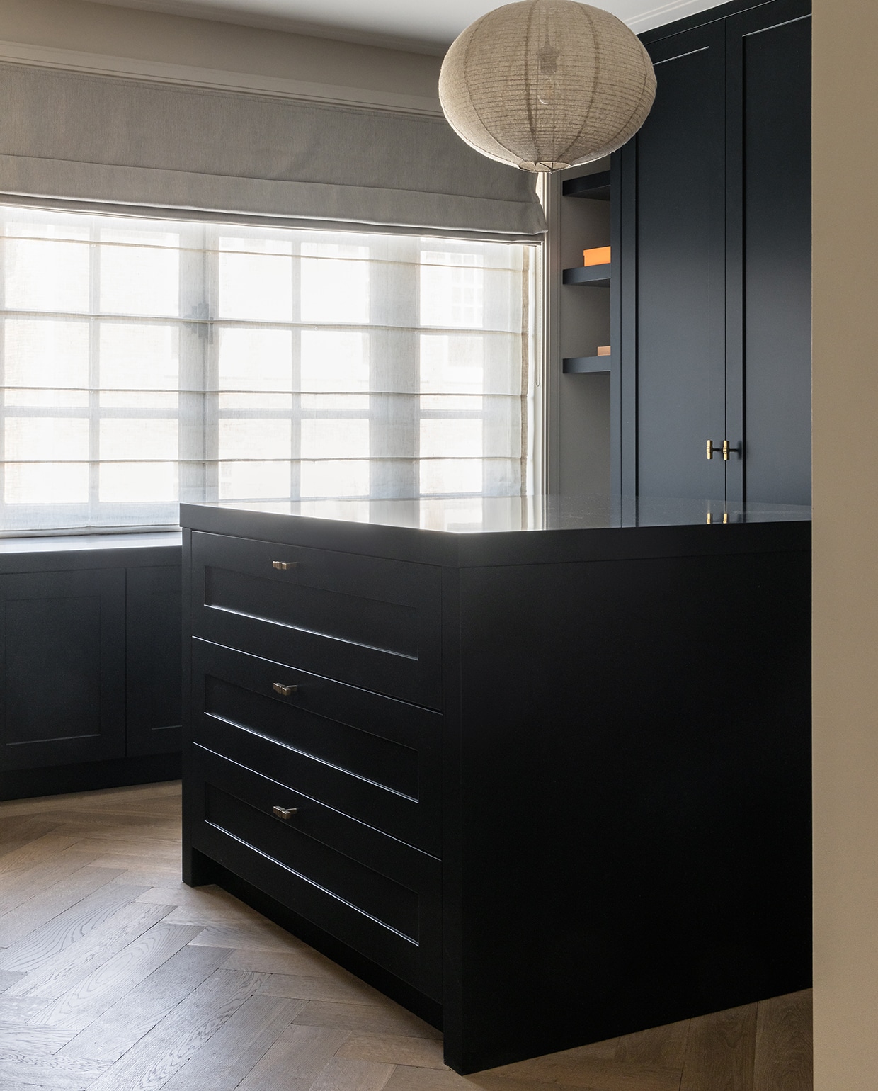 Hanglamp Zara Home. Roman blinds - met een transparante en een blikdichte laag - Frankly Amsterdam. De walk-in heeft kasten in een nachtblauwe tint die bijna antracietgrijs is, Railings van Farrow &amp; Ball. stijlvol wonen 2-2025 | Fotografie Jurrit van der Waal | Tekst Yvonne van Galen