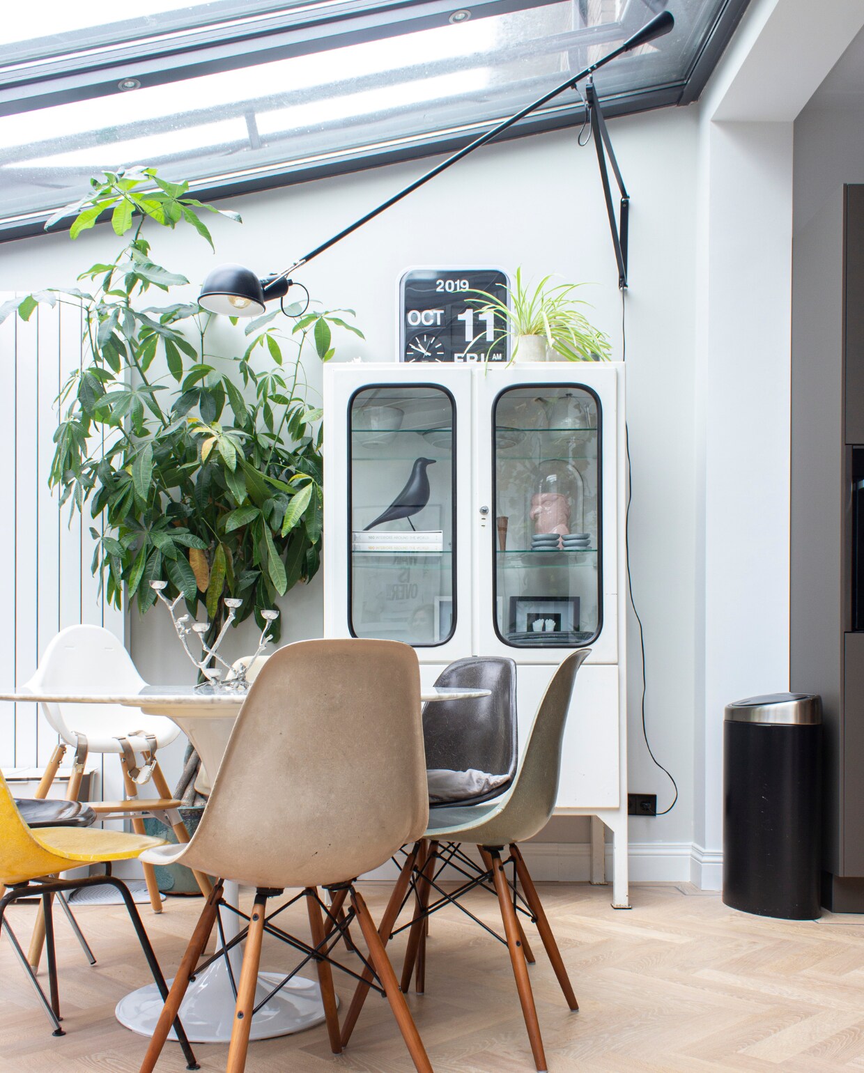 Apothekerskast wereldspul.nl, wandlamp 265 Floss, klok Vintagelab15, zwarte vogel Eames, stolp Albert Cuypmarkt, roze vogelvaas Hema. Stoelkuipjes marktplaats.nl en lovelyandco.co.uk, nieuwe onderstellen via designonderdelen.nl, tafel zeerfraai.nl. vtwonen special 03-2020 | styling Angela Zonneveld, Decorush | fotografie Anne Kohnke