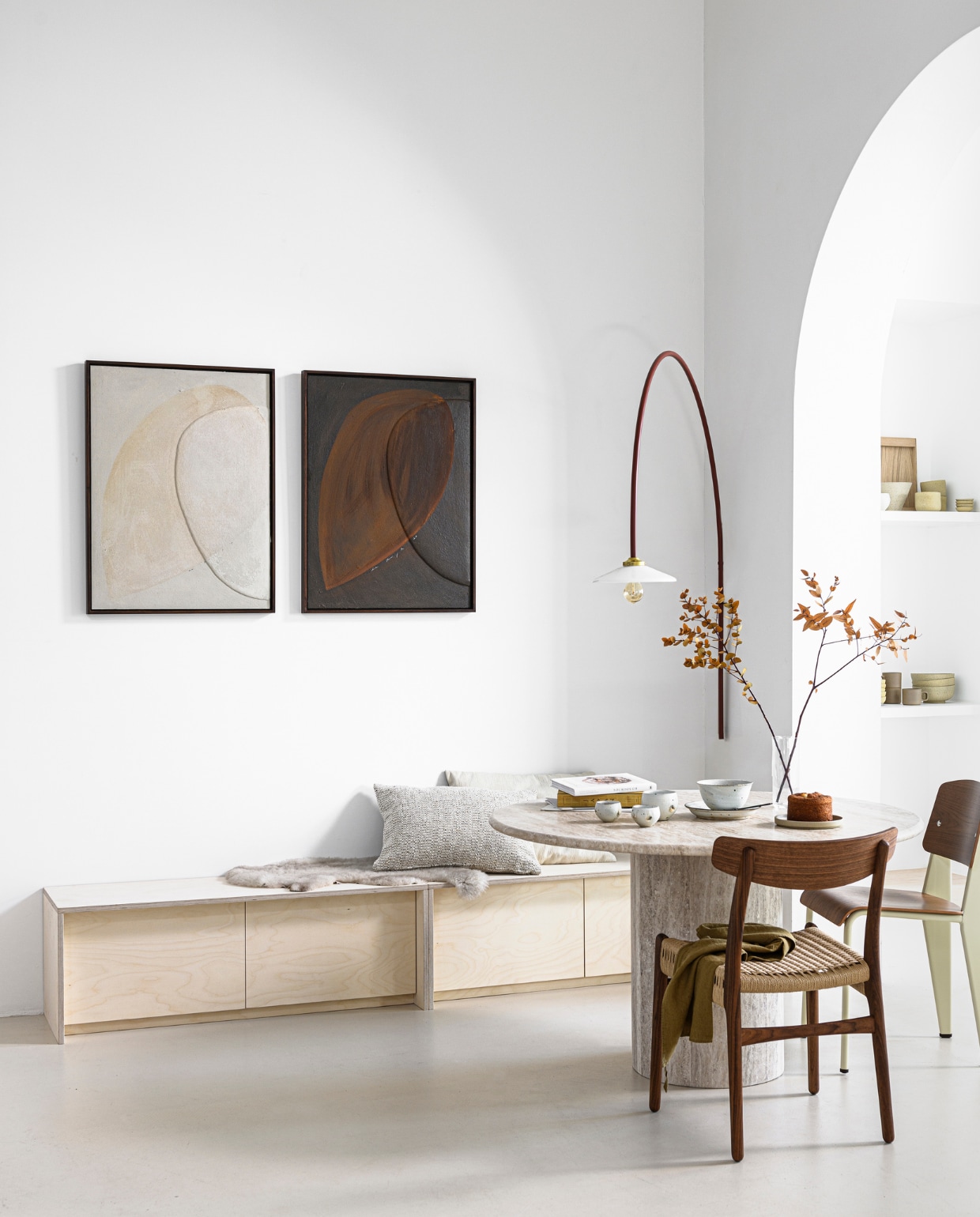 Kunst Art Happa collection 2020, prijs op aanvraag van tessaderijk.com. Lamp Valerie Object, wollen kussen, Japanse kopjes Takashi, grote Japanse kop Takashi, Japanse kom Takashi, Japanse schaal Takashi van pantoufle-design.nl. Ronde travertin tafel Bean 125×76 cm Øxh, houten stoel CH23 van Carl Hansen, theedoek van pantoufle-design.nl. Wollen vacht van loods5.nl. Velvet kussen van Hay van vtwonen.nl. Stoel Standard van Jean Prouvé van vitra.com. Boeken privébezit.