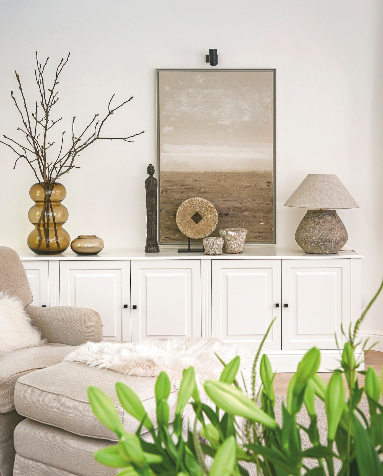 Vergelijkbare fauteuil en hocker Landelijk at Home. Maatwerk kast Interno Interieur. Vaas Popol van Gommaire. Vachten Tiseco. Lamp Deba Meubelen. vtwonen Landelijk 2-2025 | Fotografie Claude Smekens | Tekst Yvonne van Galen