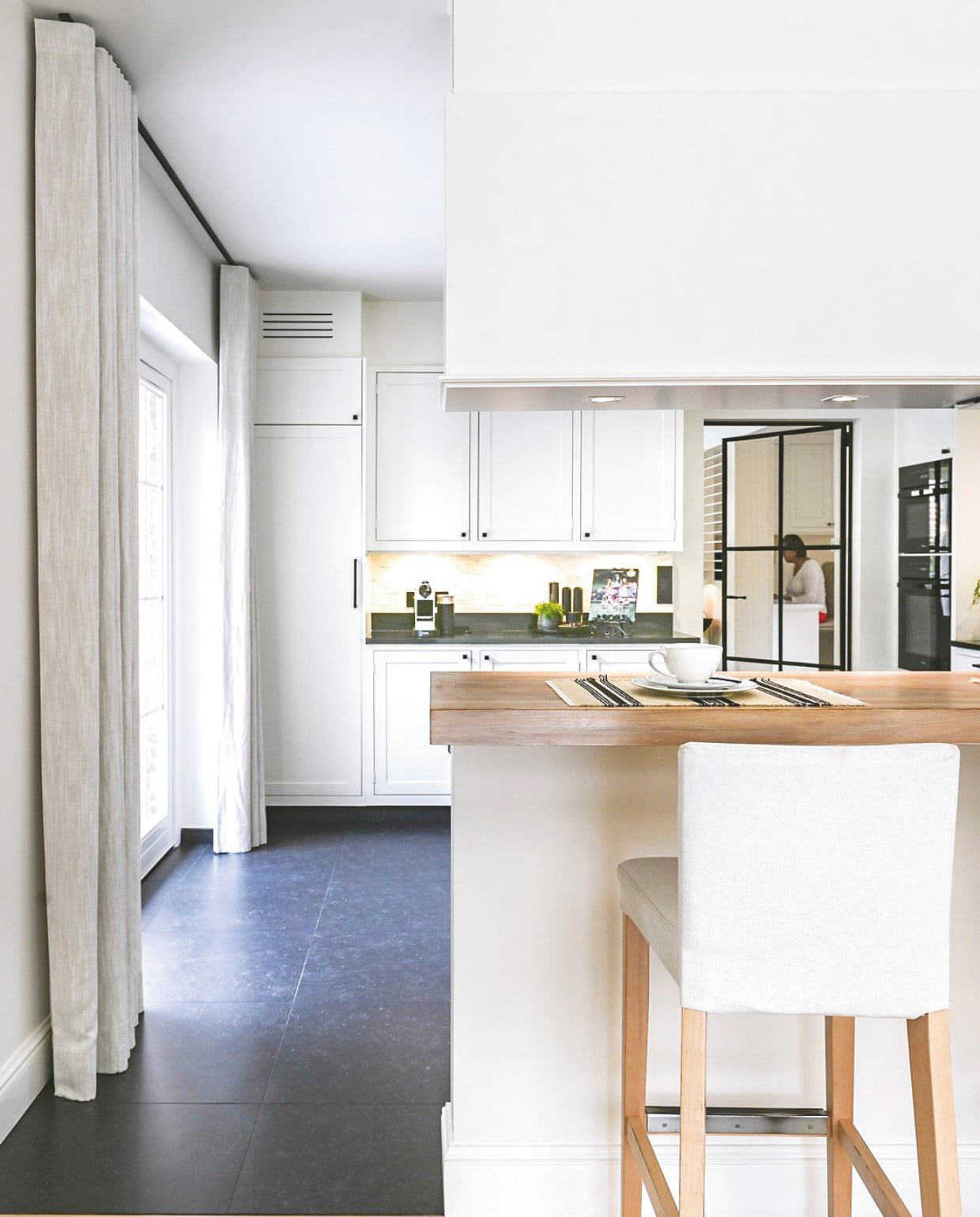 Keuken aangepast door Interno Interieur. Grepen en deurklinken Dauby. Barstoel Ikea. Fotografie Claude Smekens | Tekst Yvonne van Galen