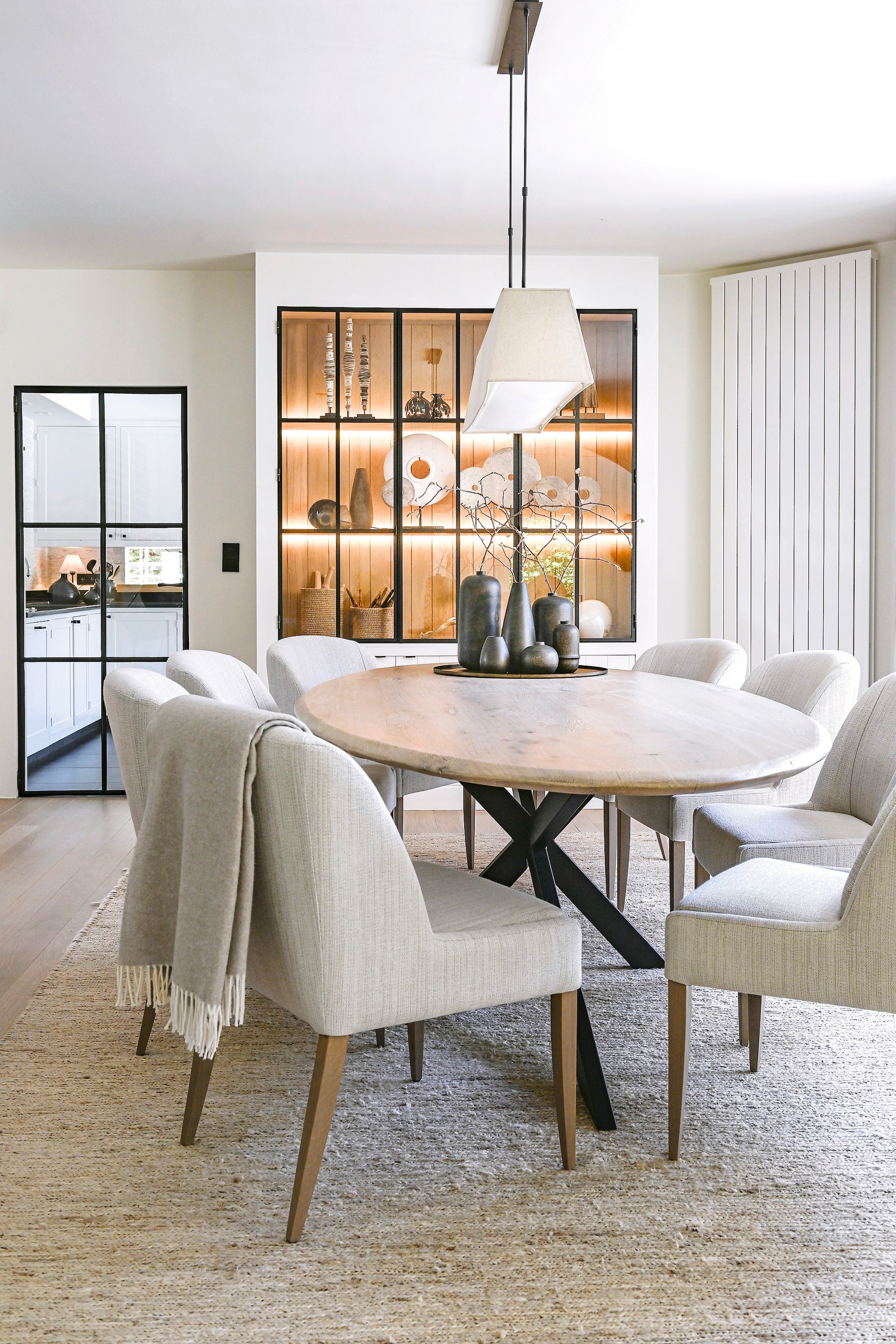 Eettafel Prananatha. Stoelen model Carla van Passe Partout. Plaid Menza. Vazen Scapa Home. Op maat gemaakt hennepkleed Bos House of Objects. Hanglamp vintage. Fotografie Claude Smekens | Tekst Yvonne van Galen