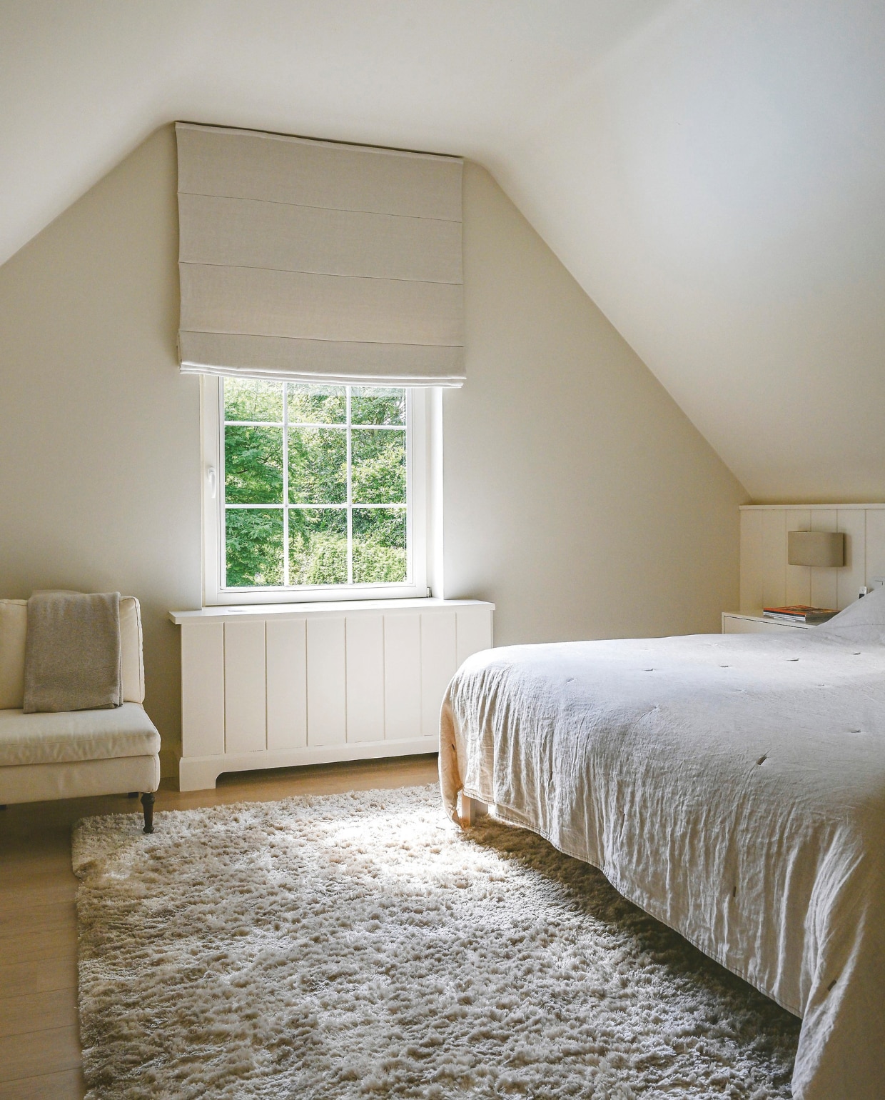 Eiken laminaat Comfort in kleur Zurich van G.wa.  Vloerkleed Deba Meubelen. Gordijnstof Picornell. Sprei Zara Home. Vergelijkbare fauteuil Loberon vtwonen Landelijk 2-2025 | Fotografie Claude Smekens | Tekst Yvonne van Galen