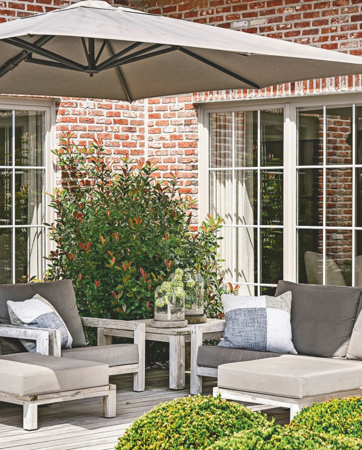 Tuinmeubels met all weather kussens in kleur Kaki Life Outdoor Living. Parasol Van Mele Tuinmeubelen. vtwonen Landelijk 2-2025 | Fotografie Claude Smekens | Tekst Yvonne van Galen
