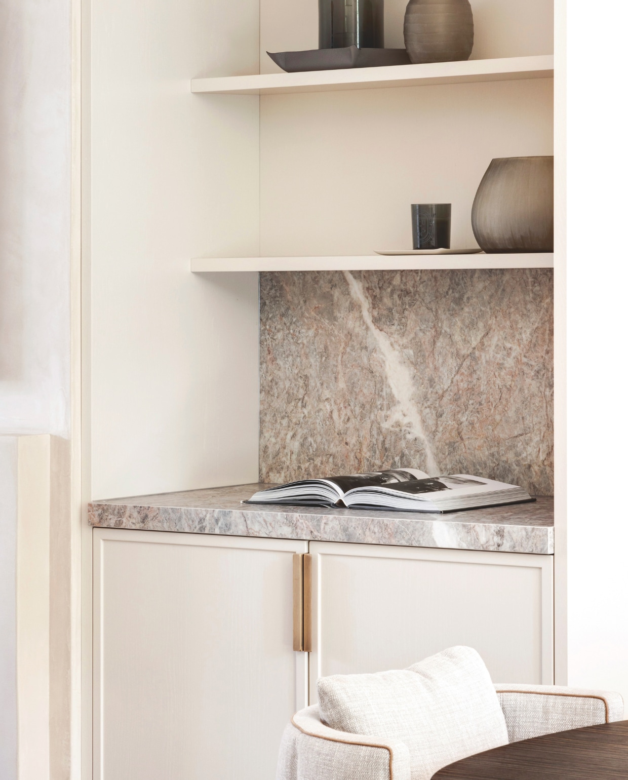 Wandmeubel heeft dezelfde kleur als de keuken, Rolling Fog van Little Greene. Ook hier een nis in marmer, om te benadrukken dat de eetkeuken als een geheel functioneert. stijlvol wonen 2-2025 | fotografie Jurrit van der Waal | tekst Yvonne van Galen