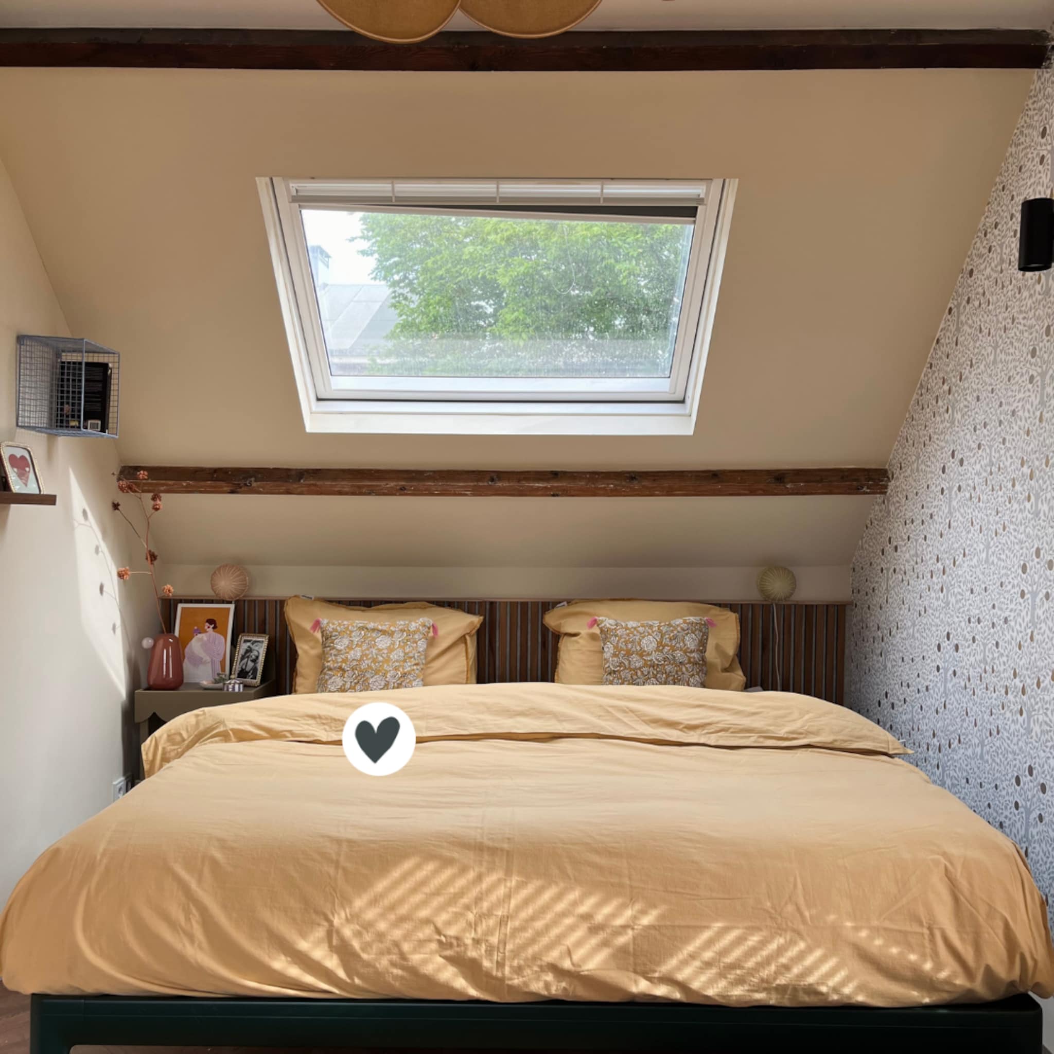 Slaapkamer met een geel dekbedovertrek van vtwonen