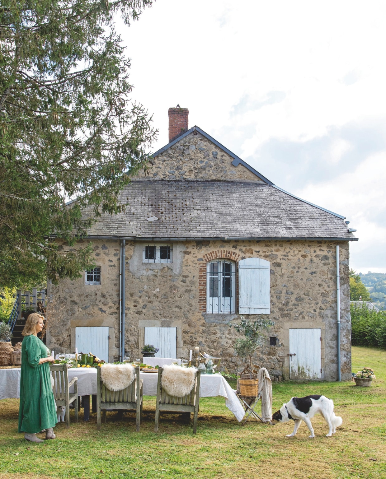 Loes en Bert emigreerden vorige zomer vanuit Drente naar de Morvan, in de Franse Bourgogne. Ze kochten het stenen landhuis een half jaar eerder. vtwonen Landelijk 2-2025 | styling Peet Styling! | fotografie Joyce Vloet | tekst Marie Masureel