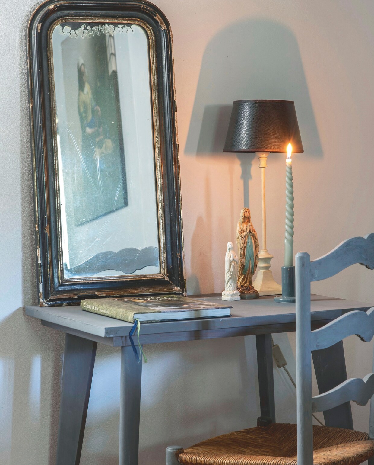 De oude wandspiegel vonden Loes en Bert op de zolder, het tafeltje op een slaapkamer en de stoel stond nog ergens anders. Loes sprokkelde alles bij elkaar om een gezellig, ongedwongen werkhoek te maken in de zitkamer. vtwonen Landelijk 2-2025 | styling Peet Styling! | fotografie Joyce Vloet | tekst Marie Masureel