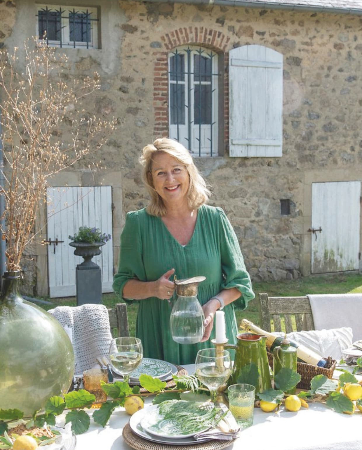 De grote gistfles stond al in huis, de wijnglazen kochten Loes en Bert tijdens een vakantie in Spanje. De waterglazen zijn van Villa Kakelbont in Eelde en de borden komen van Xenos. vtwonen Landelijk 2-2025 | styling Peet Styling! | fotografie Joyce Vloet | tekst Marie Masureel