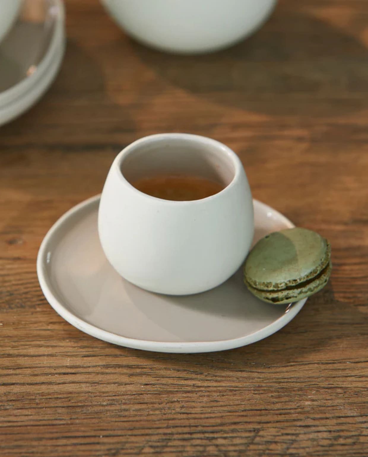 Handgemaakte porseleinen espressokop en -schotel Clement van Rivièra Maison € 9,95 (shop.vtwonen.nl). Rivièra Maison