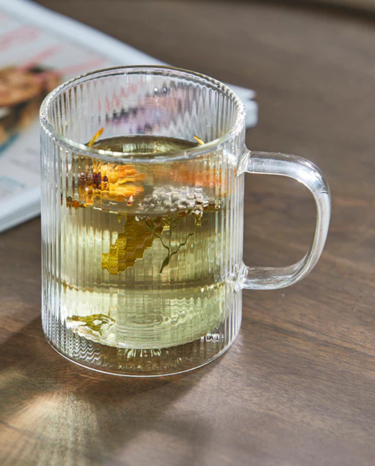 Dubbelwandig glas Yara van Rivièra Maison, 350 ml € 11,95 (shop.vtwonen.nl). Rivièra Maison