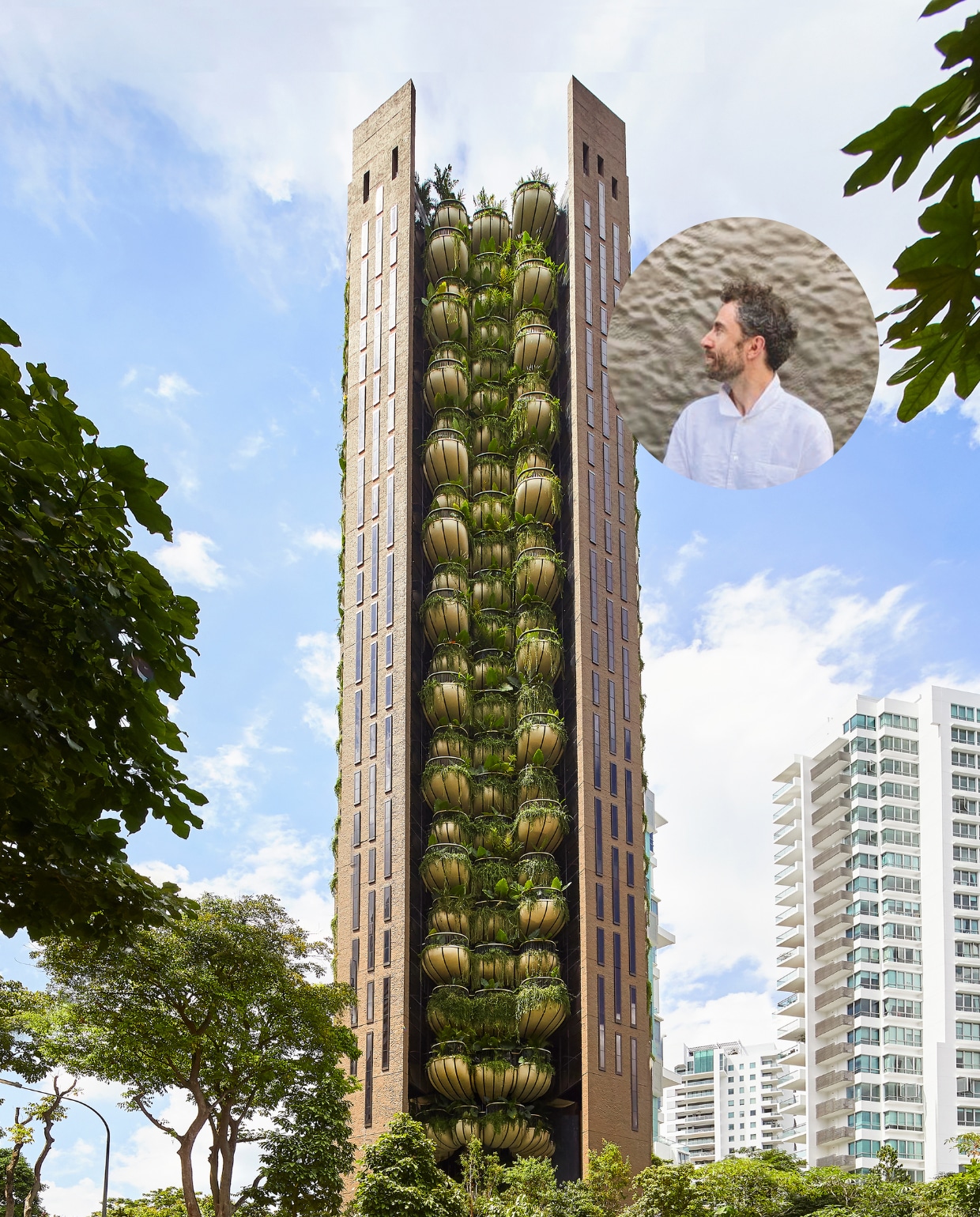 Wooninspiratie met een wowfactor in vtwonen 03-2025: 104,5 meter hoge woontoren Eden in shoppingstraat Orchard Road in Singapore door Thomas Heatherwick (55), oprichter van architectenbureau Heatherwick Studio in Londen. vtwonen 03-2025 | fotografie hufton+crow, fotografie portret swire properties | tekst jackie oomen
