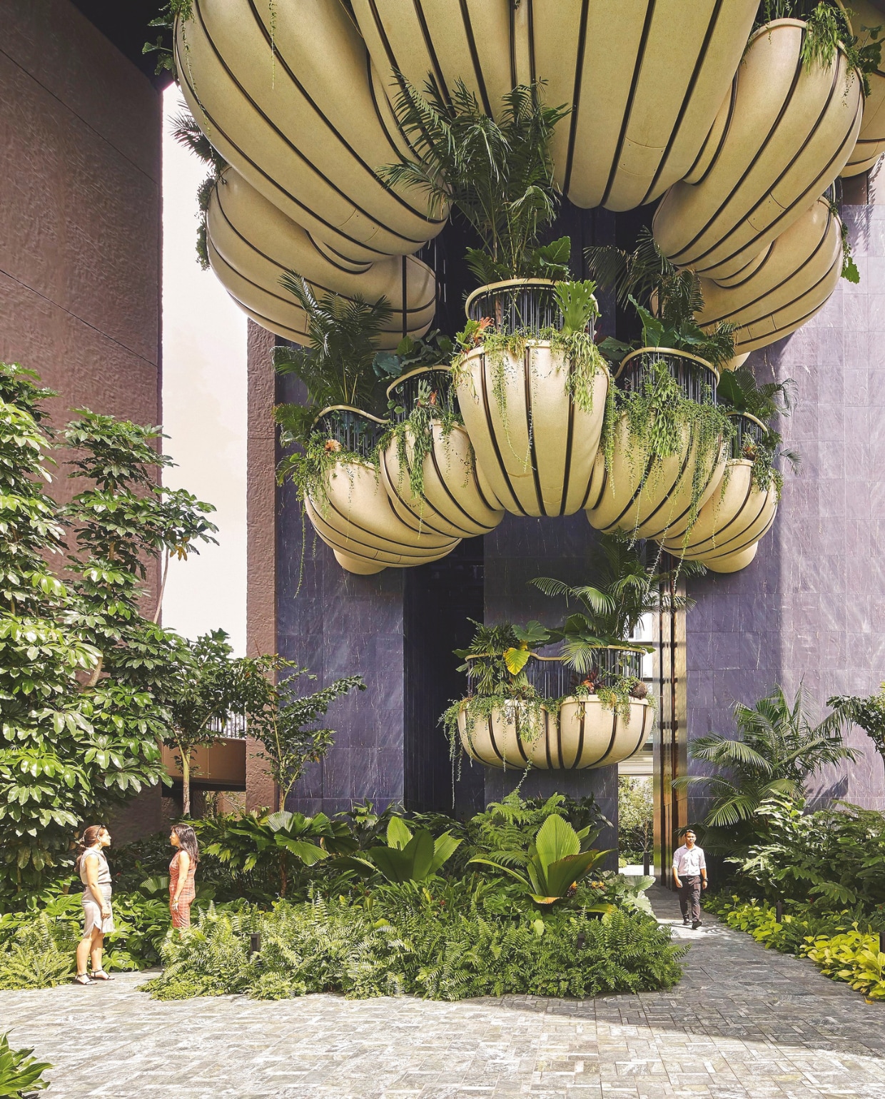 Wooninspiratie met een wowfactor in vtwonen 03-2025: 104,5 meter hoge woontoren Eden in shoppingstraat Orchard Road in Singapore door Thomas Heatherwick (55), oprichter van architectenbureau Heatherwick Studio in Londen. vtwonen 03-2025 | fotografie hufton+crow | tekst jackie oomen