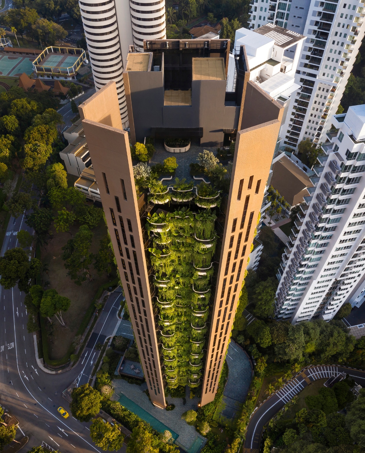 Wooninspiratie met een wowfactor in vtwonen 03-2025: 104,5 meter hoge woontoren Eden in shoppingstraat Orchard Road in Singapore door Thomas Heatherwick (55), oprichter van architectenbureau Heatherwick Studio in Londen. vtwonen 03-2025 | fotografie Hufton+Crow | tekst Jackie Oomen