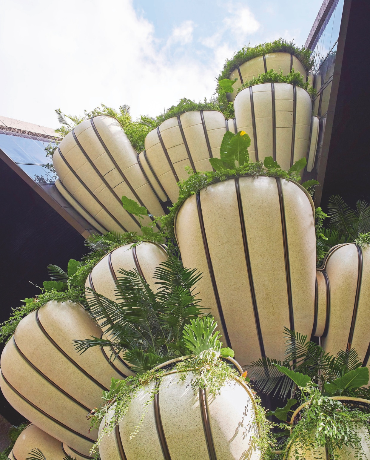 Wooninspiratie met een wowfactor in vtwonen 03-2025: 104,5 meter hoge woontoren Eden in shoppingstraat Orchard Road in Singapore door Thomas Heatherwick (55), oprichter van architectenbureau Heatherwick Studio in Londen. vtwonen 03-2025 | fotografie hufton+crow | tekst jackie oomen