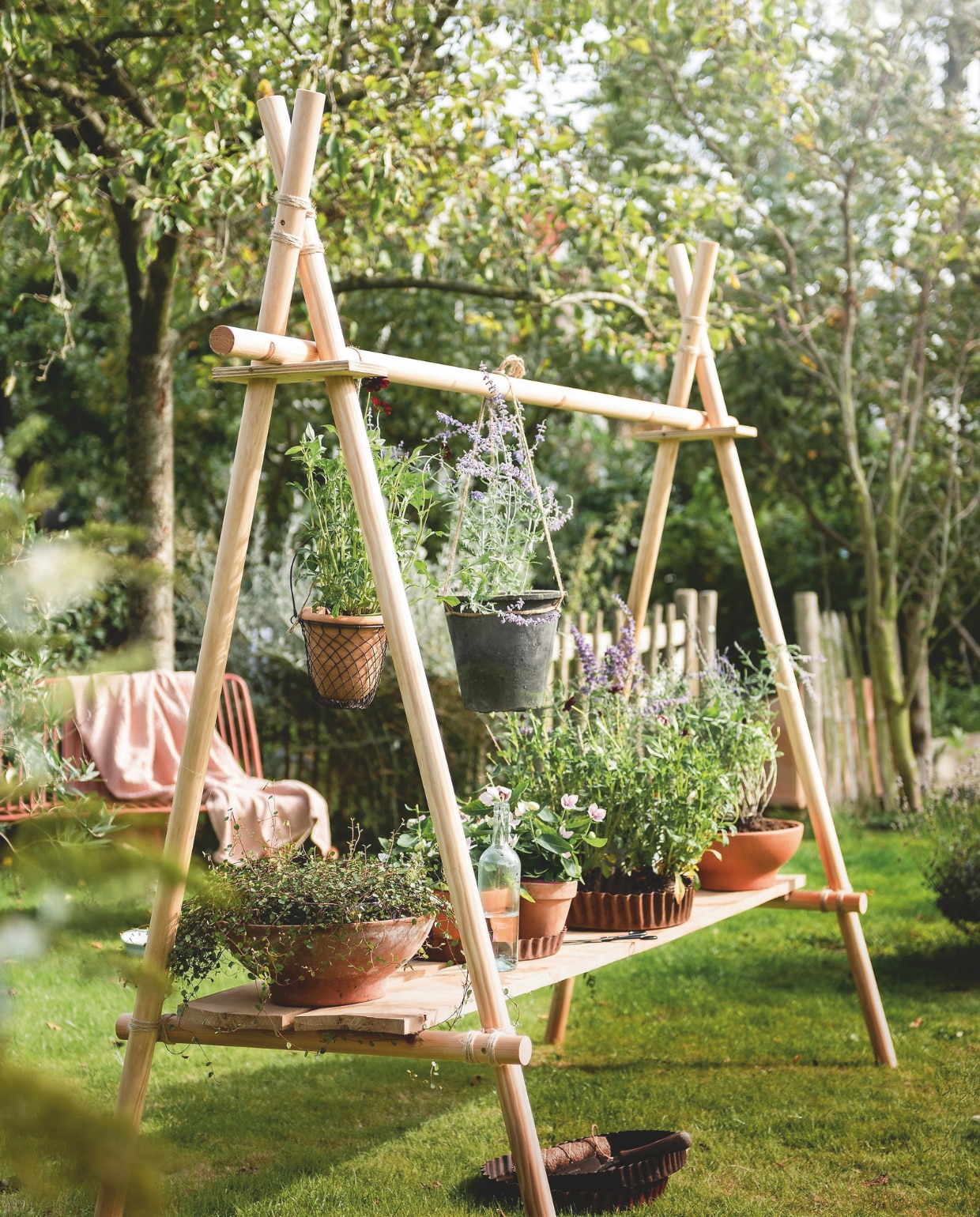 Verroeste bakvormen vanaf € 15,- en plaid € 24,95 (weldaad.com). Planten (deboet.nl). vtwonen 03-2025 | styling esther jostmeijer | fotografie sfeer sjoerd eickmans | diy janneke peters en jef van tricht | beschrijvingen jef van tricht