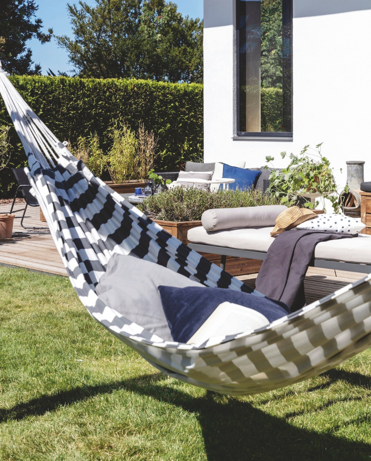De hangmat biedt nog extra zit- en vooral hangplek. Soortgelijk Bloomingville. vtwonen tuin 11 | productie living inside | styling en tekst rikke graff juel | fotografie christina kayser o. | tekst ina babbé