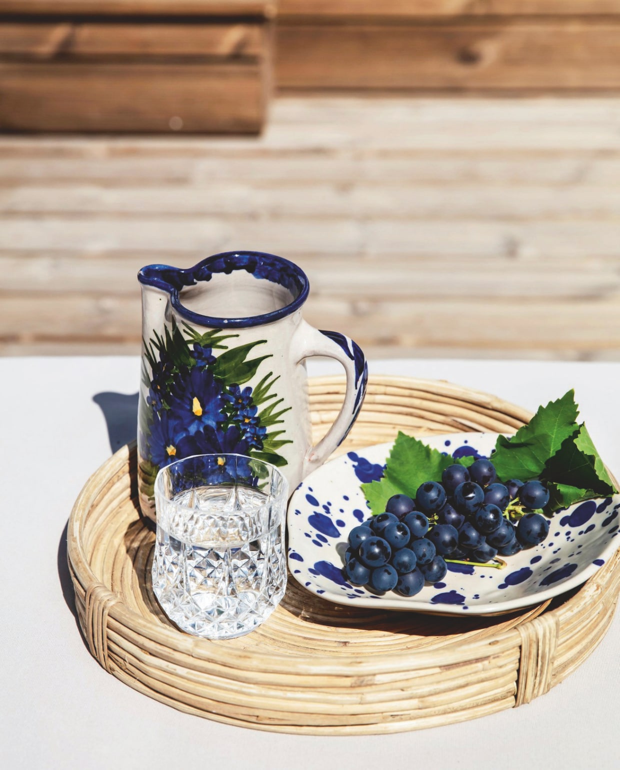 Kan kringloop, bord en dienblad Ikea. vtwonen tuin 11 | productie living inside | styling en tekst rikke graff juel | fotografie christina kayser o. | tekst ina babbé