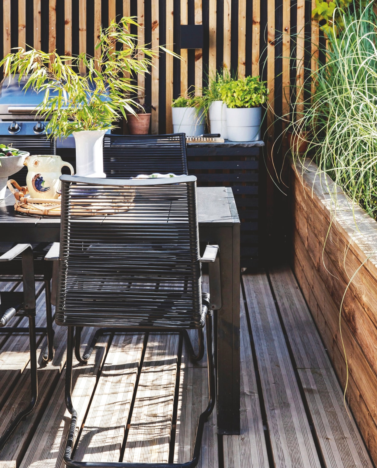 Eettafel Sylvan, stoelen en dienblad Ikea, keramiek van de vlooienmarkt. vtwonen tuin 11 | productie living inside | styling en tekst rikke graff juel | fotografie christina kayser o. | tekst ina babbé