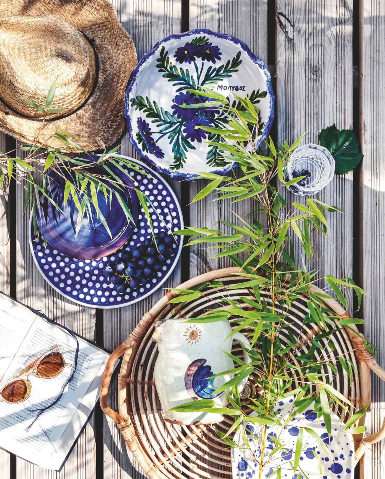 Lone is dol op blauw keramiek en combineert dat graag met bamboe en hout. Dienblad en gespikkelde kom Ikea, bord Ewa &amp; co, rest kringloop. vtwonen tuin 11 | productie living inside | styling en tekst rikke graff juel | fotografie christina kayser o. | tekst ina babbé