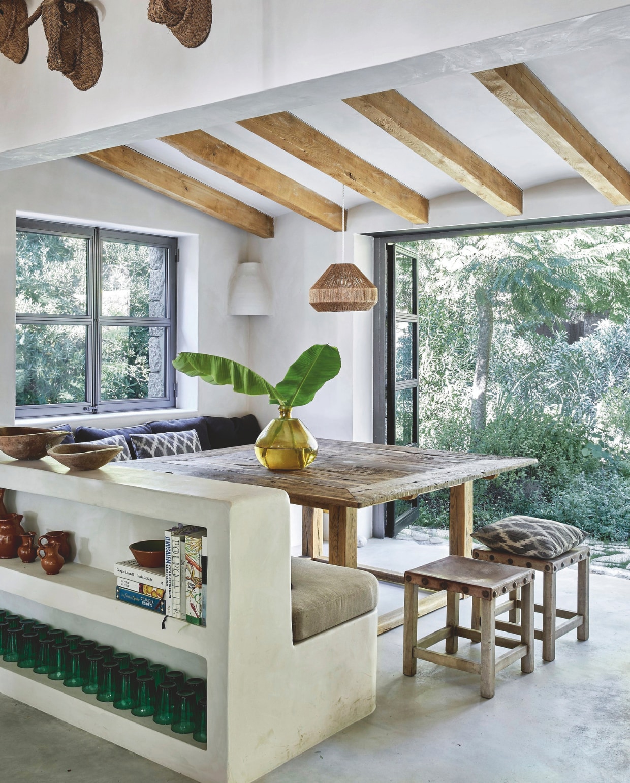 Vaste gestucte wandbank. De krukken van hout en leer stonden nog in het huis. Keramieken wandlamp More Design. Vaas vlooienmarktvondst (de grootste vlooienmarkt van Mallorca vindt iedere zondag plaats in Consell). Vloeren van kalkmortel (familie van gepolijst cement), nieuweplafondbalken gemaakt van kastanjehout. vtwonen 02-2025 | Styling Tille Del Negro | Fotografie Greg Cox | Tekstbewerking Wilma Tjalsma-Smits