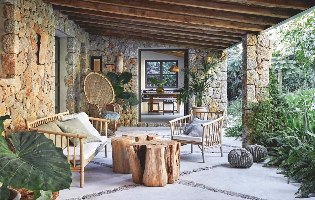 De traditionele veranda is typisch Mallorcaans, zowel door de gebruikte materialen als het feit dat er naast meubels ruimte is voor groen. Houten meubels Let’s Pause. De pauwentroon is een vintagevondst. vtwonen 02-2025 | styling Tille Del Negro | fotografie Greg Cox