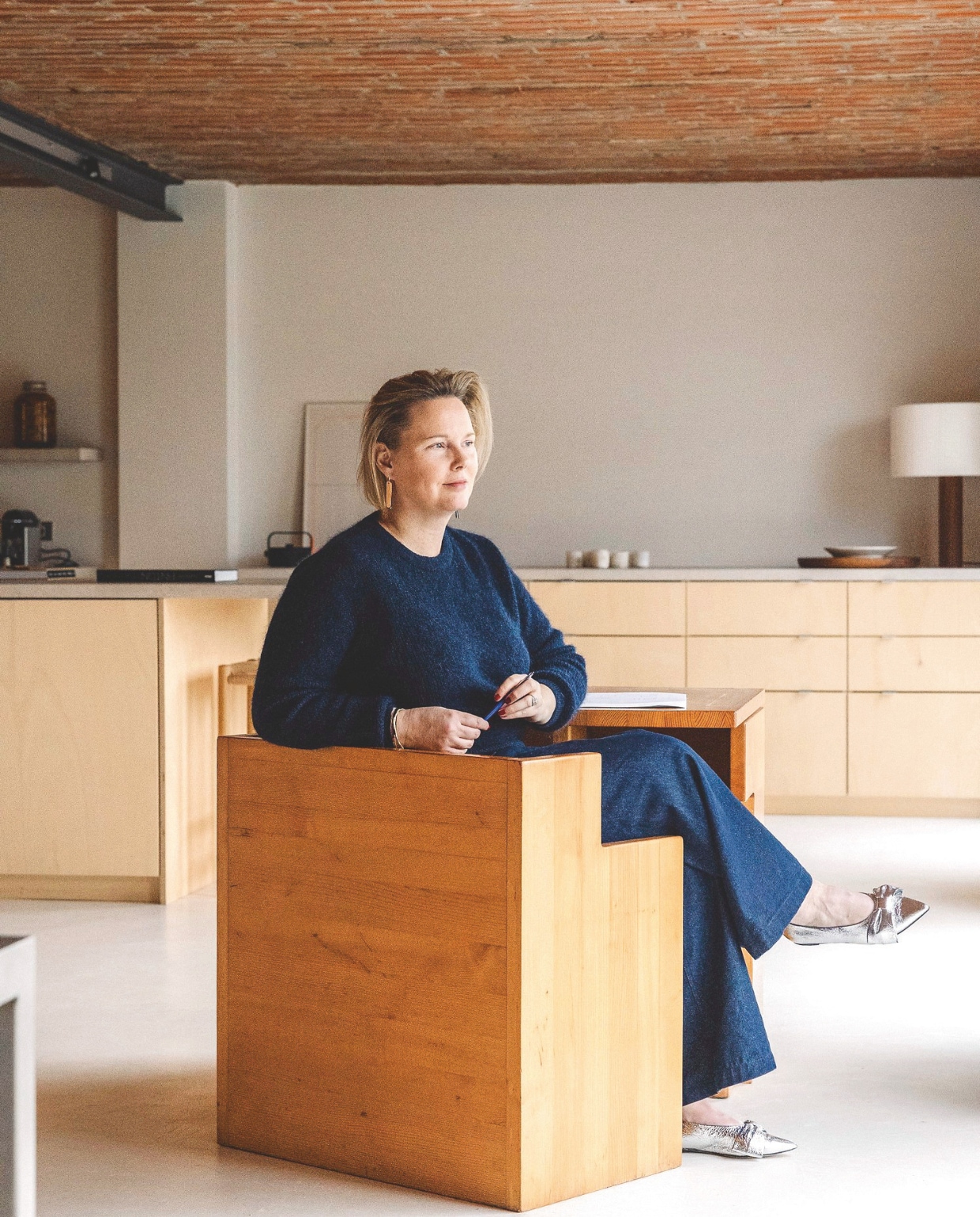 De stoel is onderdeel van een ingenieuze uitschuifbare set van een tafel en twee stoelen. Stijlvol Wonen 03-2025 | Fotografie Stie De Neve | Tekst Maya Toebat