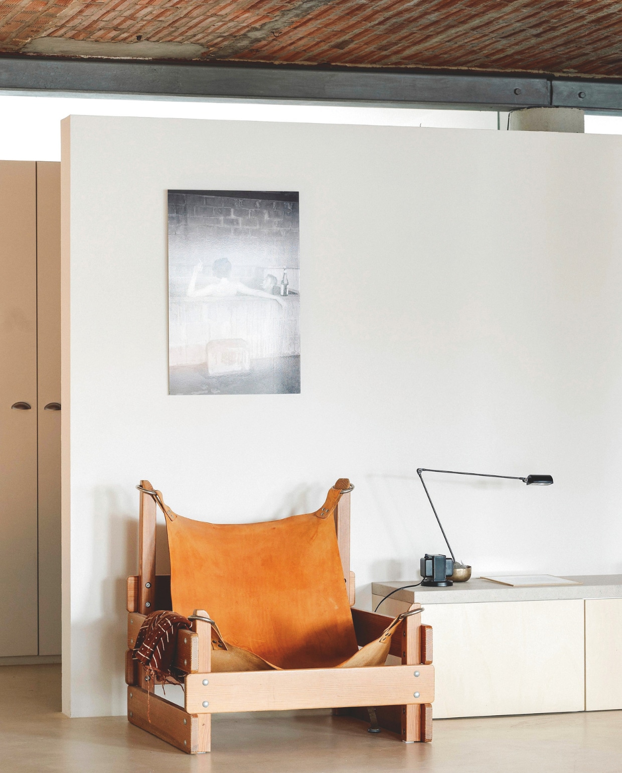 De relaxfauteuil van Pierre Chapo zorgt voor een ontspannen sfeer. Stijlvol Wonen 03-2025 | Fotografie Stie De Neve | Tekst Maya Toebat