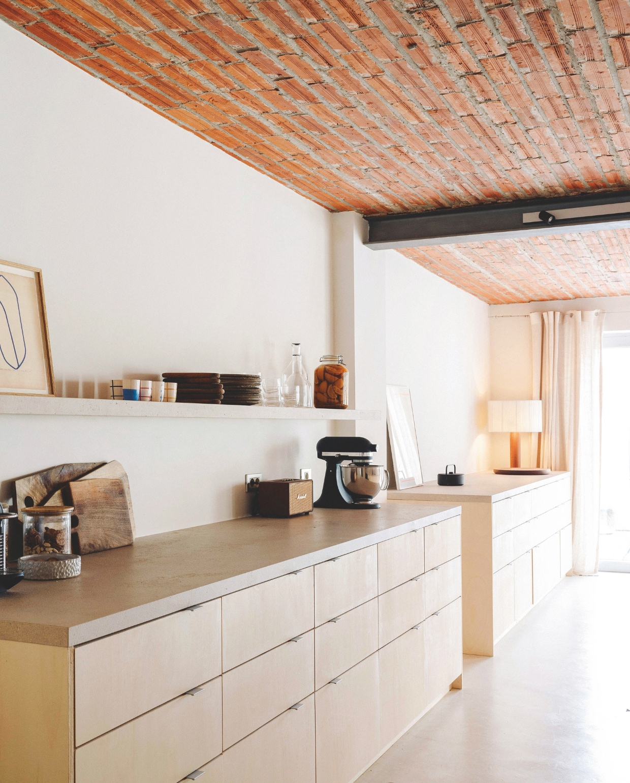 De open keuken kreeg een groot eiland waar Geraldines man, sterrenchef Benoit Dewitte, graag kookt voor gasten tijdens ongedwongen diners. Stijlvol Wonen 03-2025 | Fotografie Stie De Neve | Tekst Maya Toebat