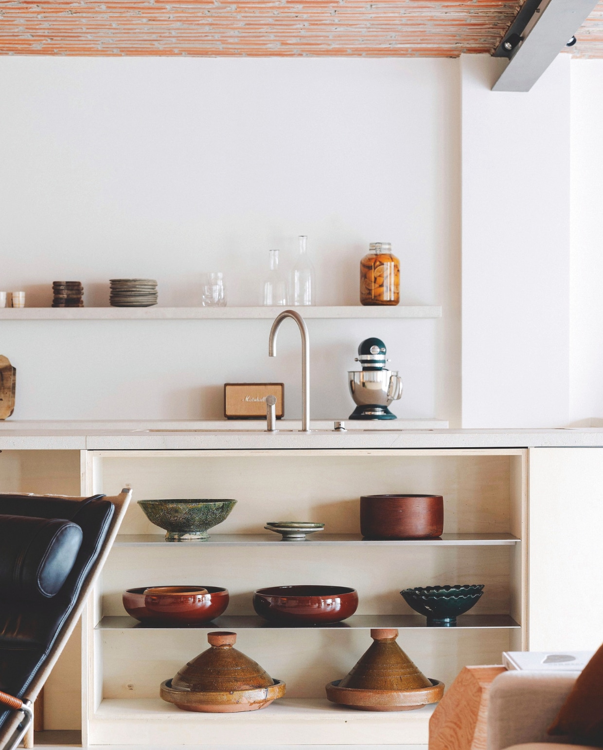Een verzameling schalen en tagines is uitgestald op open planken. Stijlvol Wonen 03-2025 | Fotografie Stie De Neve | Tekst Maya Toebat