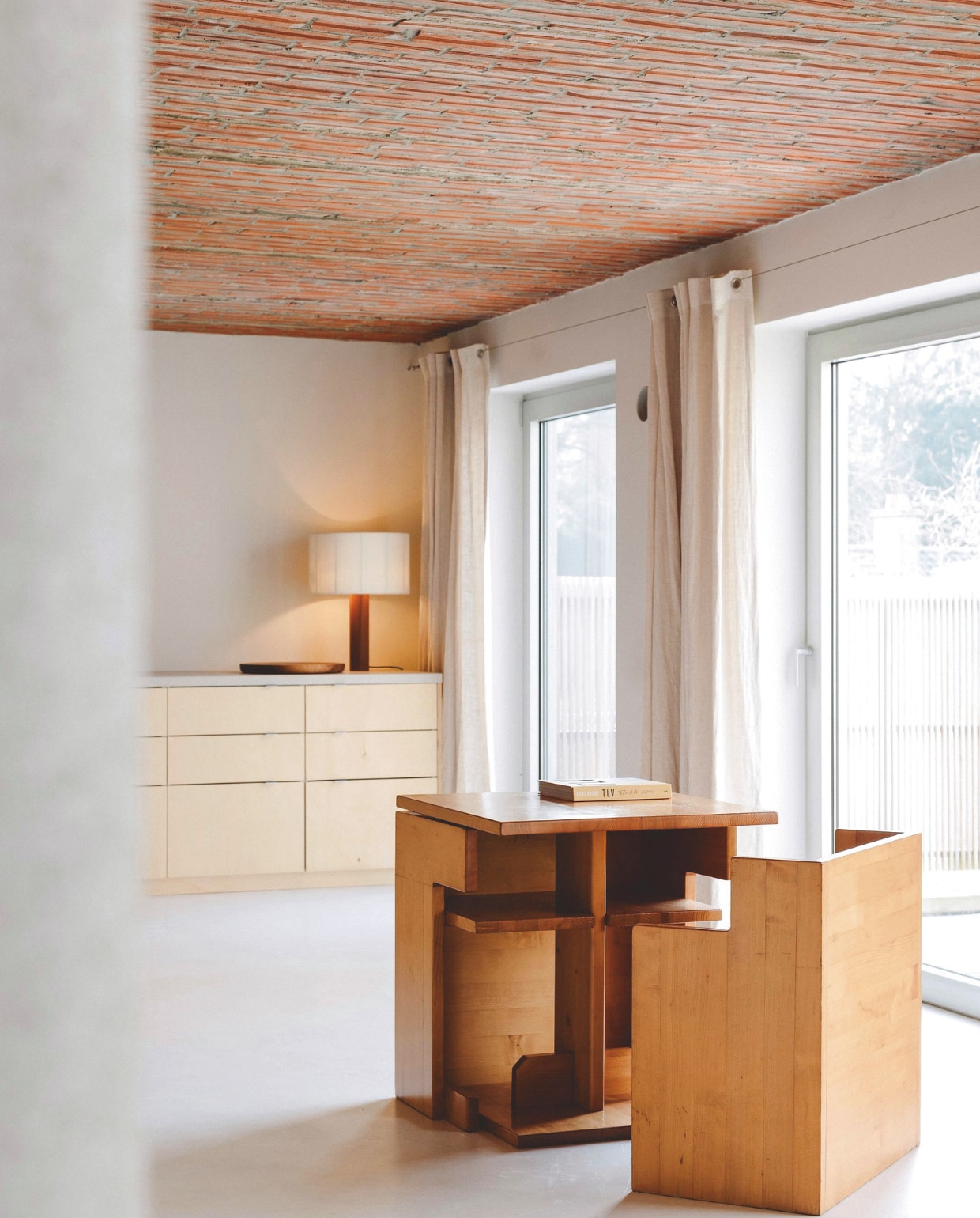 Het ingenieuze bureau van een onbekend merk is een vintage vondst. Stijlvol Wonen 03-2025 | Fotografie Stie De Neve | Tekst Maya Toebat